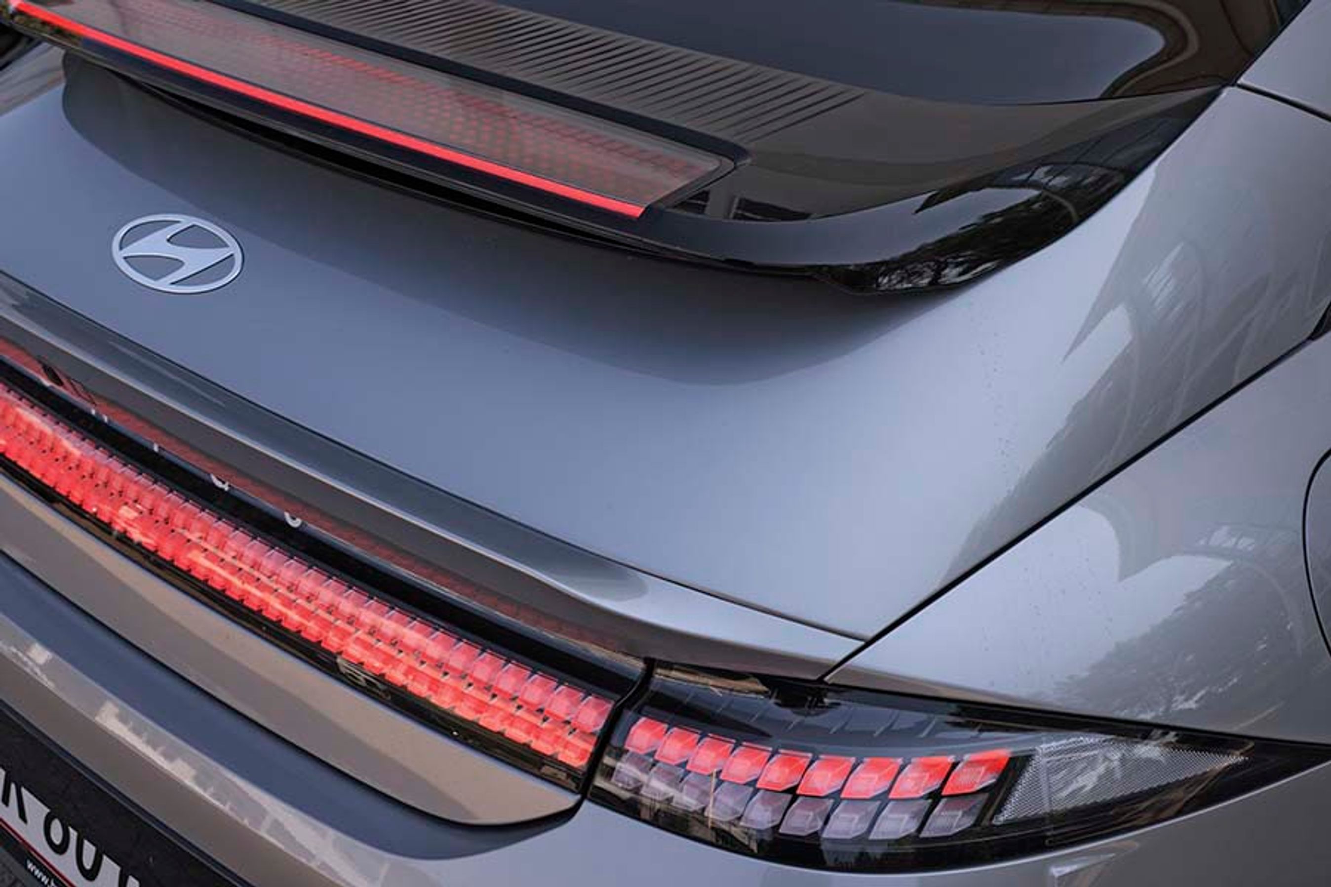 Bemærk lyset på den øverste hækspoiler, det er et stort, rødt LED-lys. Bagfra ser man blot en smal skarp kant, men oppefra giver de bilen mere karakter i gadebilledet.