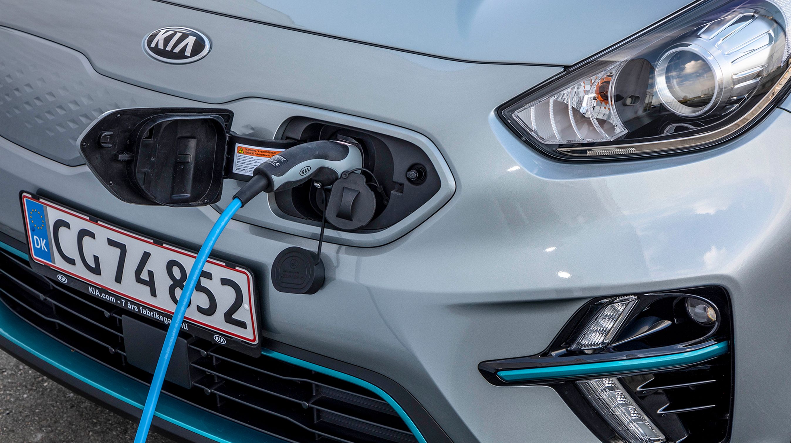 Ladestikket er placeret i fronten. det er et Type 2 stik med Kombi-mulighed (CCS), og man kan derfor lynlade på motorvejenes lynladere.