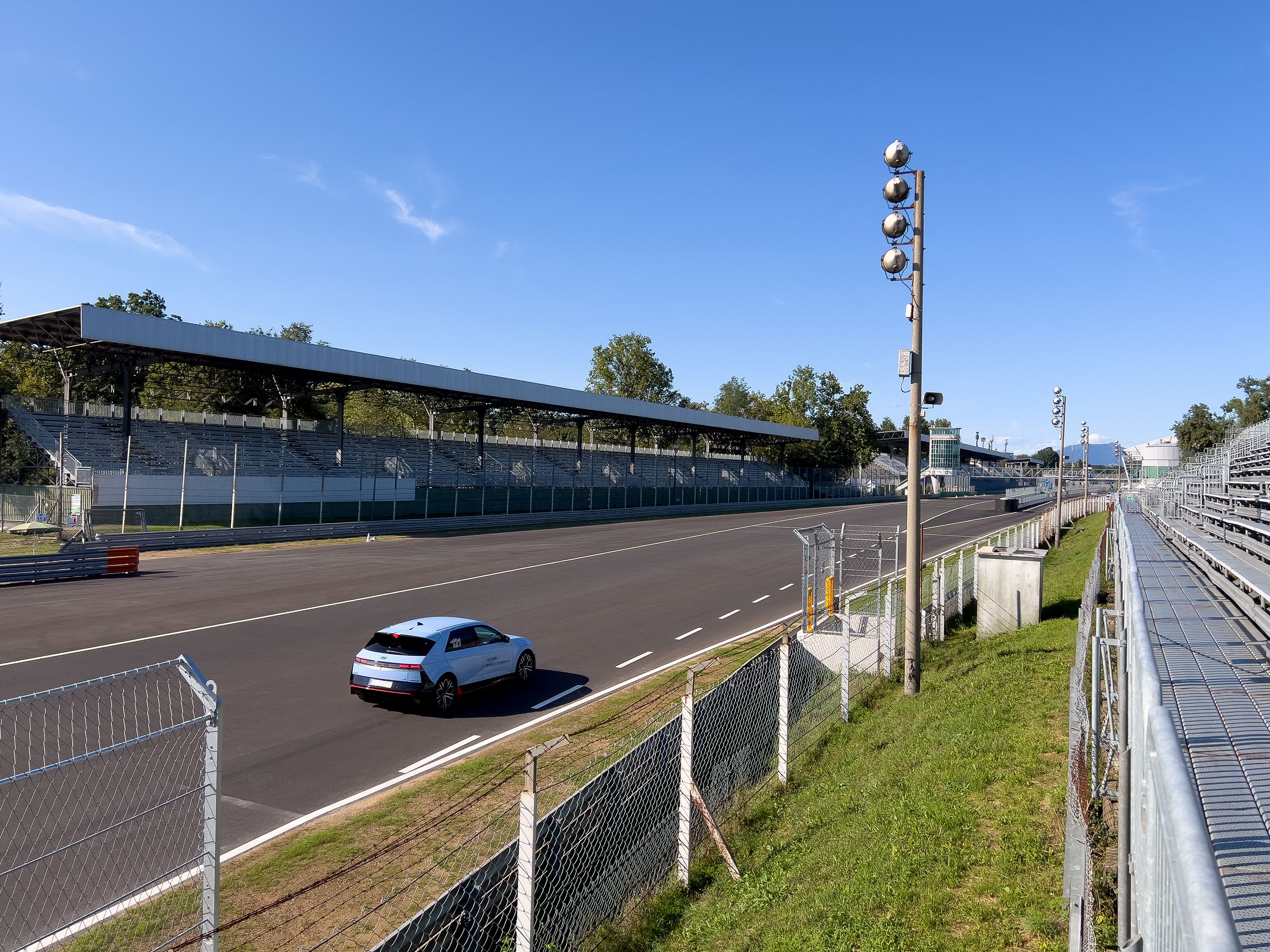 Bil kører på en testbane