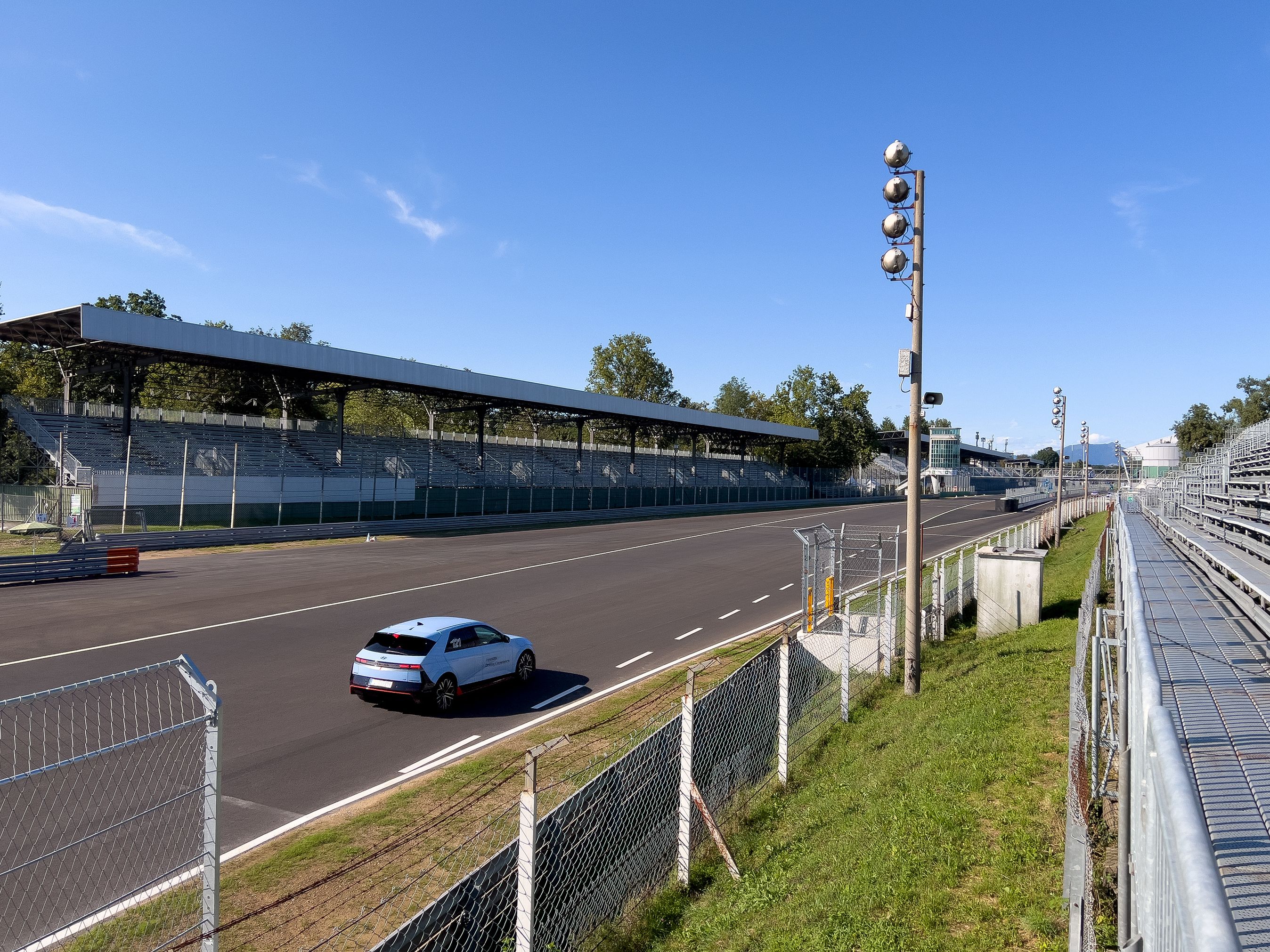 Bil kører på en testbane