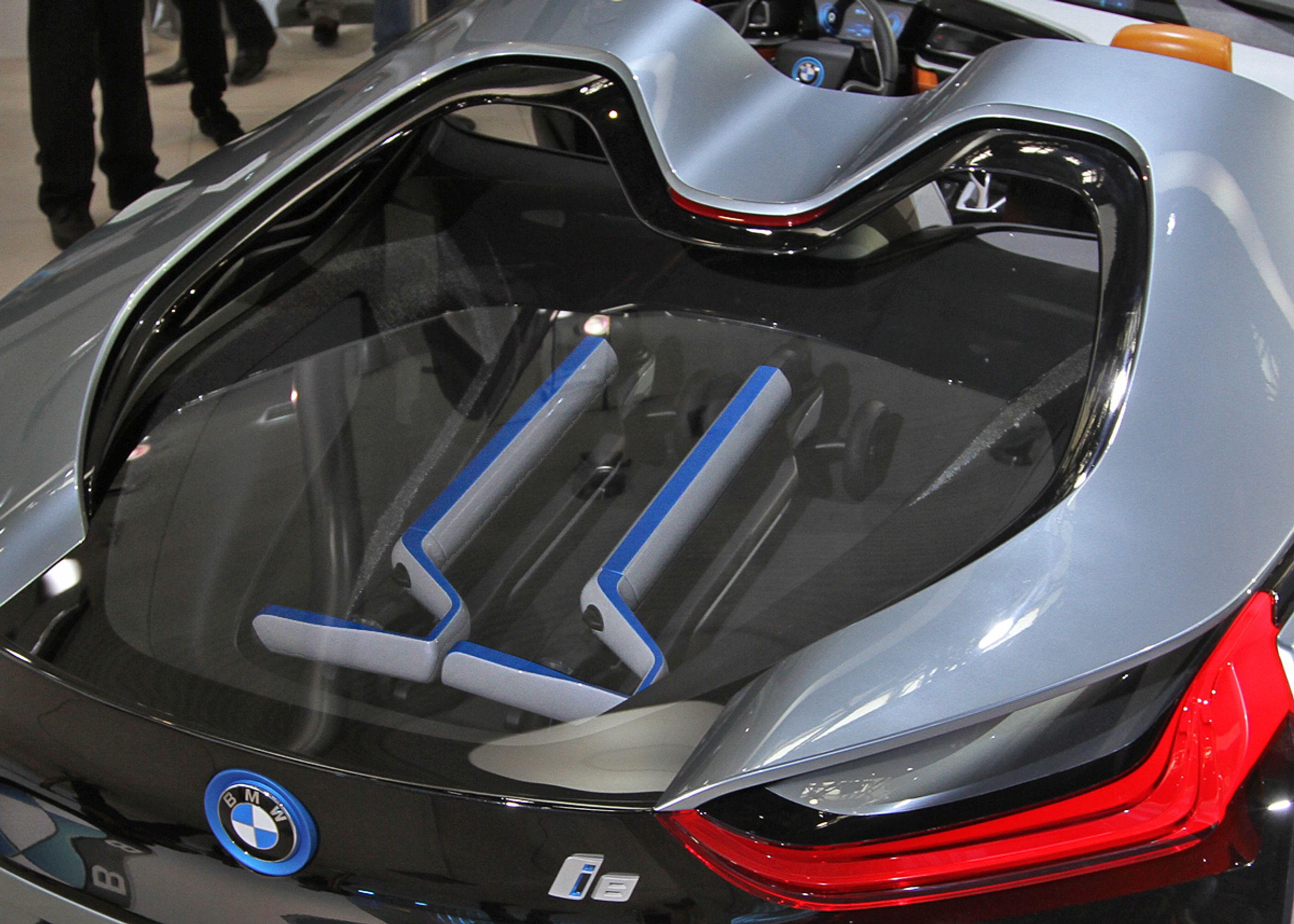 Her har designerne leget. Oven på benzinmotoren ligger to elektriske løbehjul, som lades op af bilen. Løbehjulene kan bruges, når man skal videre inde i centrum af en by.