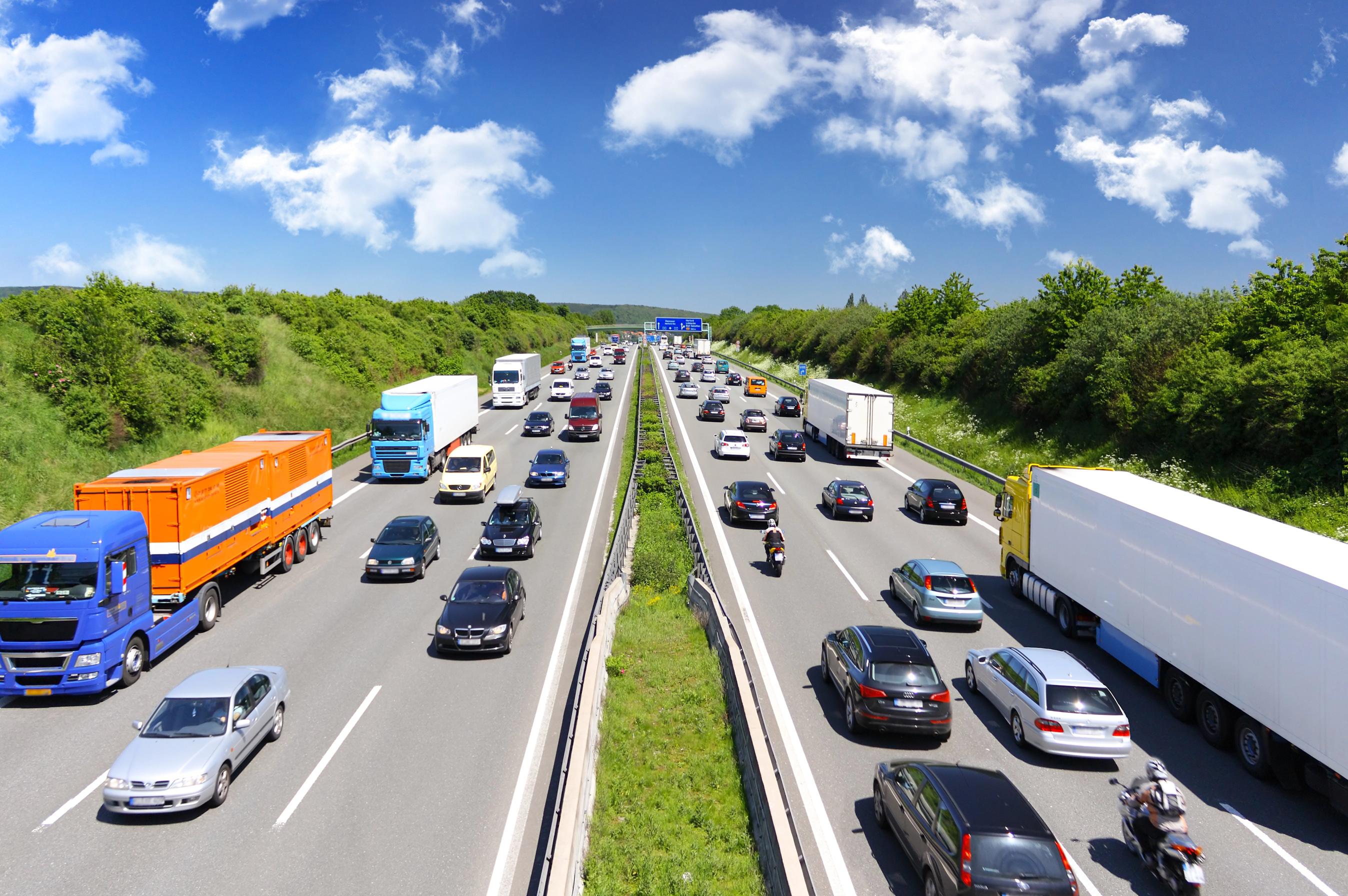 Tæt trafik på europæisk motorvej