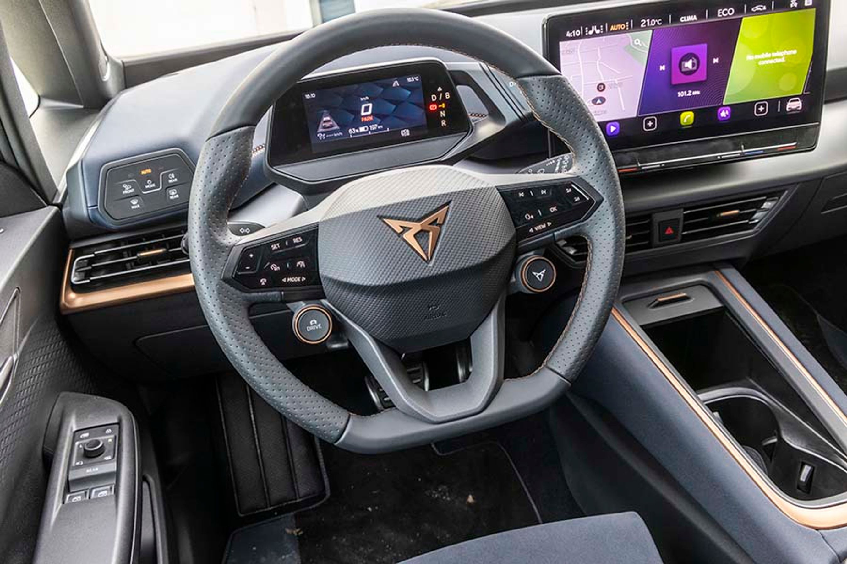 Fra rattet styres blandt andet fartpiloten. Bemærk de runde knapper i rattet, hvorfra man kan styre køreprogrammerne.