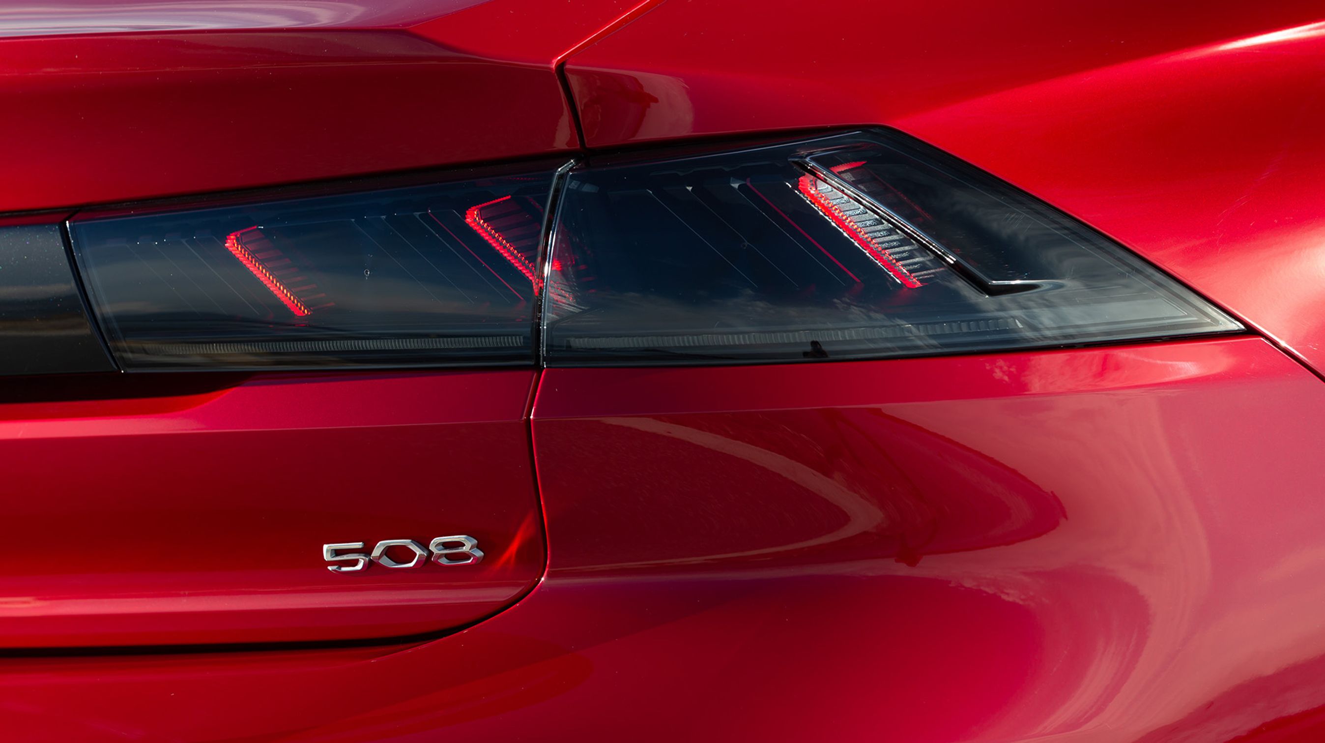 LED-baglygterne har de traditionelle tre lodrette streger, der skal efterligne kradsemærker fra poten på en løve. Lygterne er altid tændt og gør bilen let genkendelig i mørke.