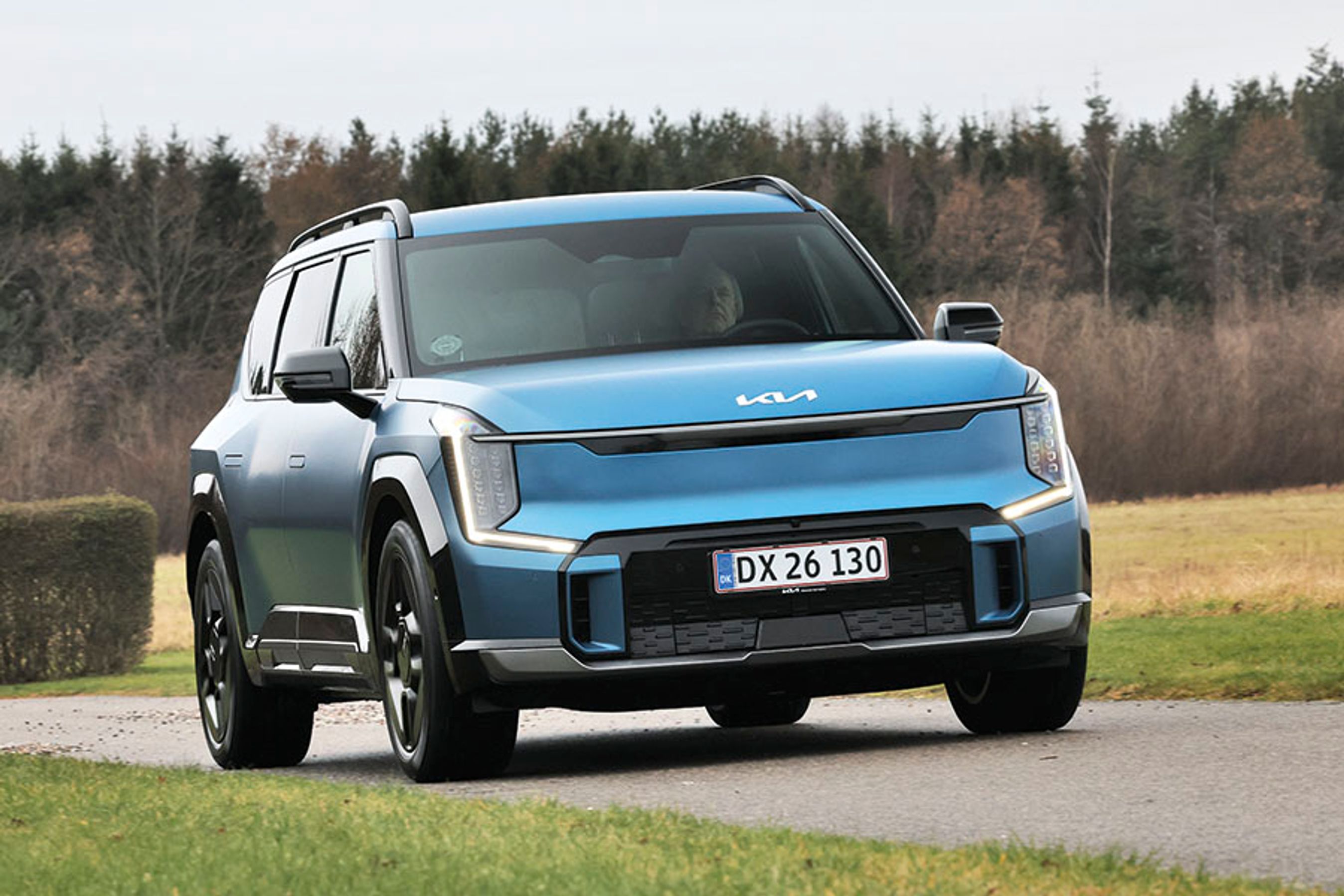 Kia EV9 er nyeste bil fra den sydkoreanske bilproducent. Det er en enorm elbil med plads til syv personer i tre rækker. Den koster fra 600.000 kr.