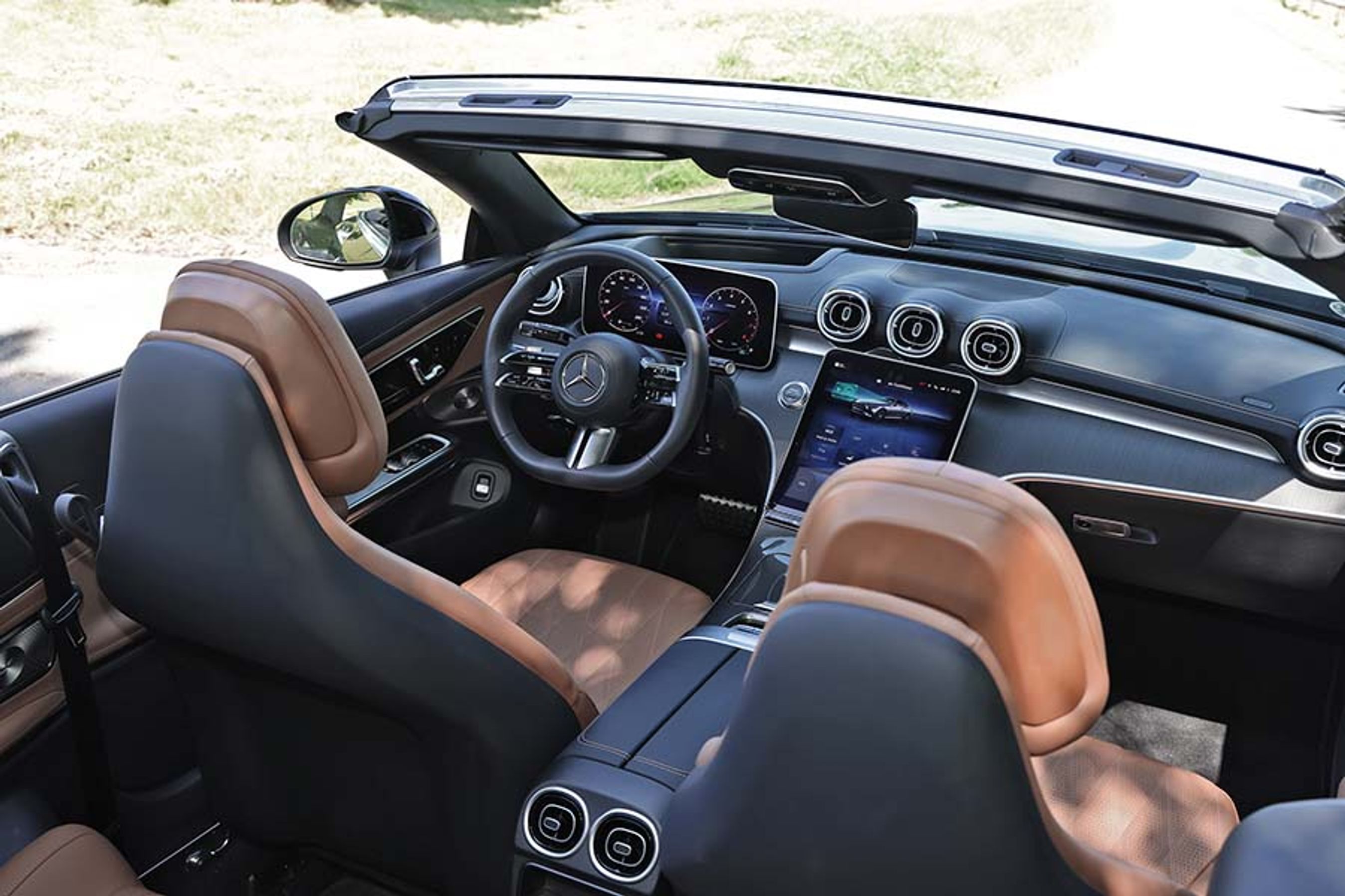 Indretningen omkring føreren er klassisk Mercedes-Benz, og det samme som du finder i en C- eller E-klasse. De trykfølsomme knapper på rattet fungerer ikke så godt, mens den store trykskærm har en intuitiv menu og er let at betjene.