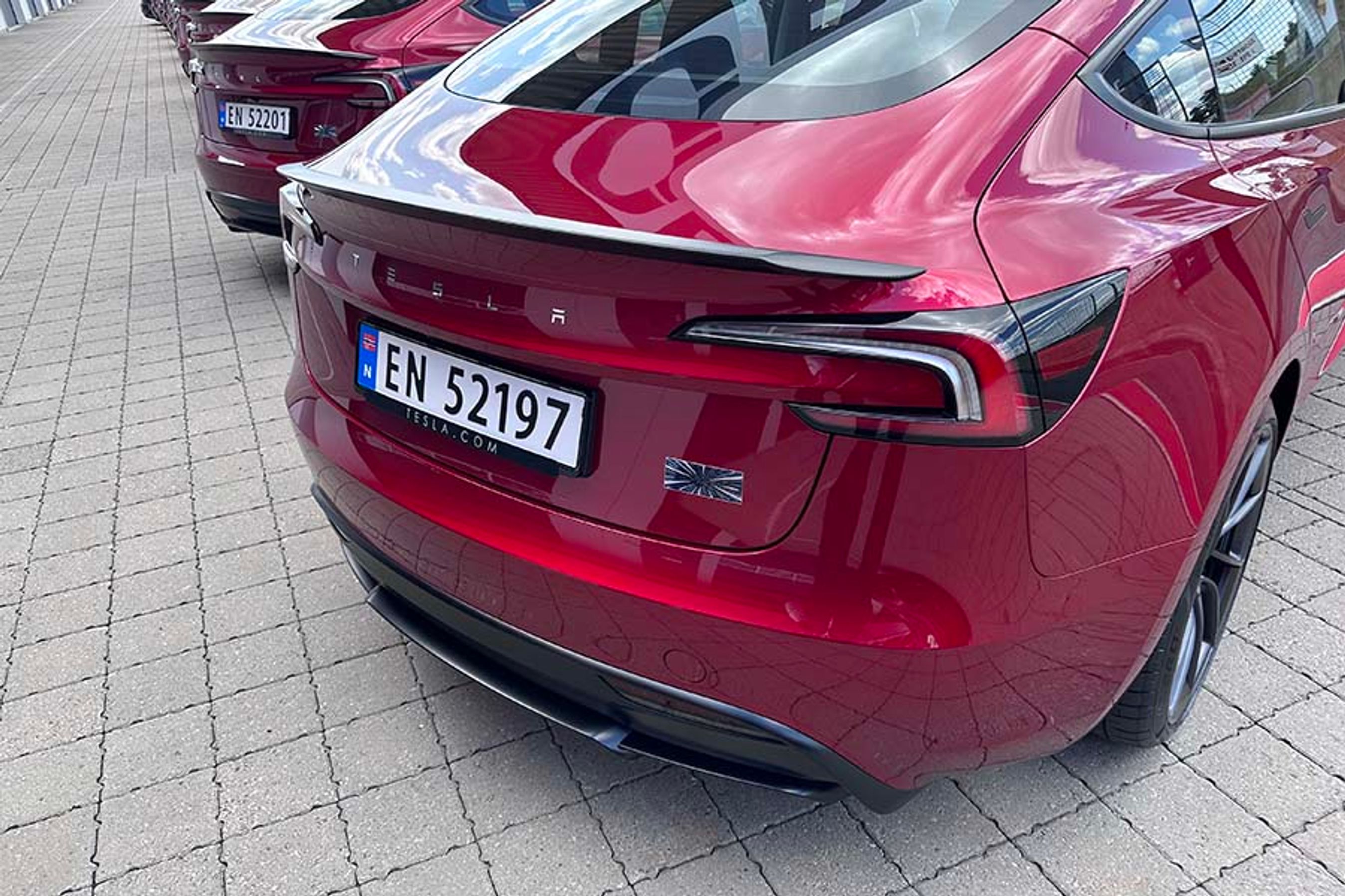 Bagtil kendes Performance-udgaven på det lille logo til højre for nummerpladen og ved den lille kulfiber-spoiler på bagklappen.