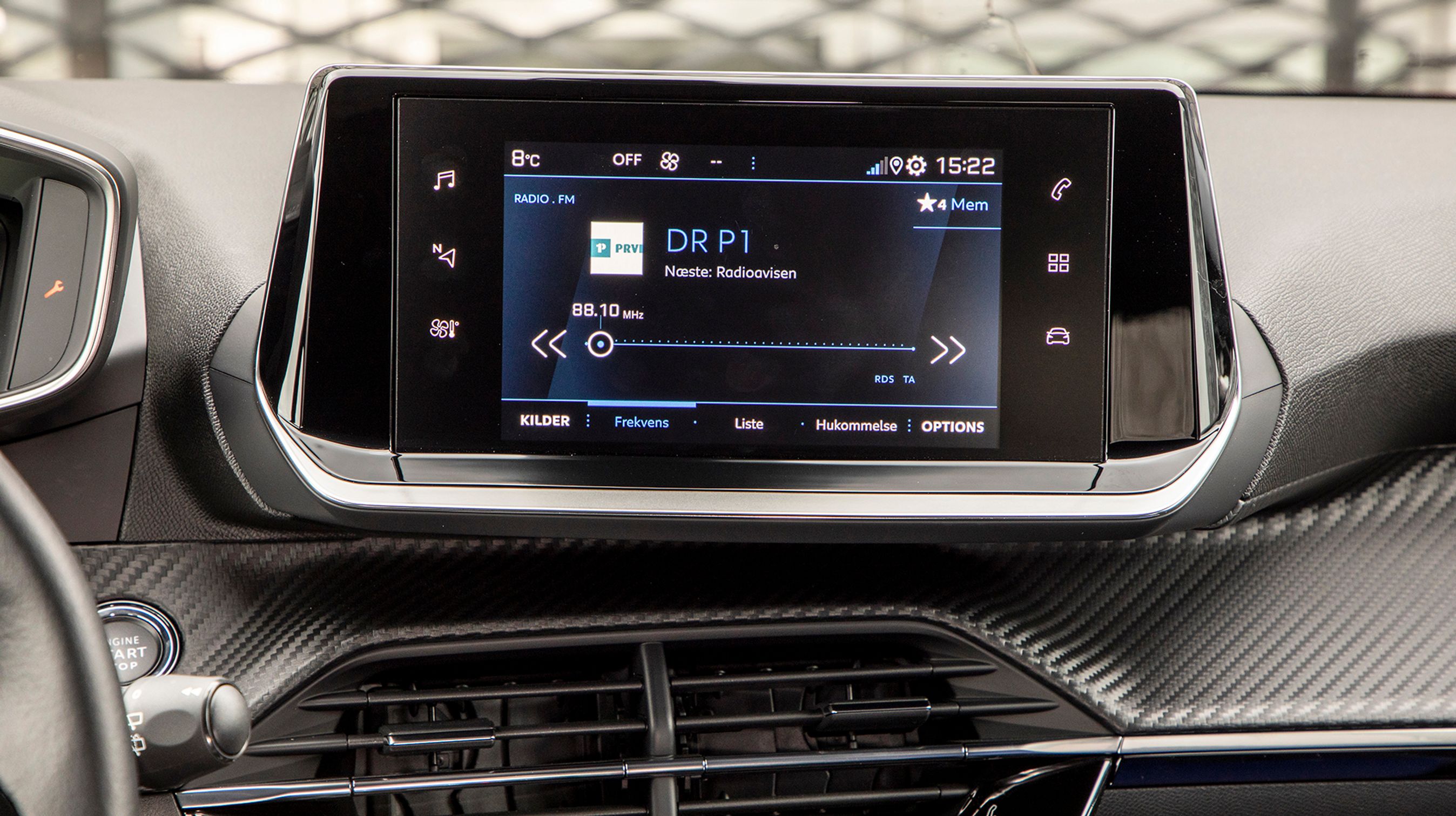 Skærmen i midten er vinklet over mod føreren, hvilket gør det let at aflæse den. Herfra styres bl.a. Apple CarPlay og radio m.m. Navigationsanlæg er ekstraudstyr.