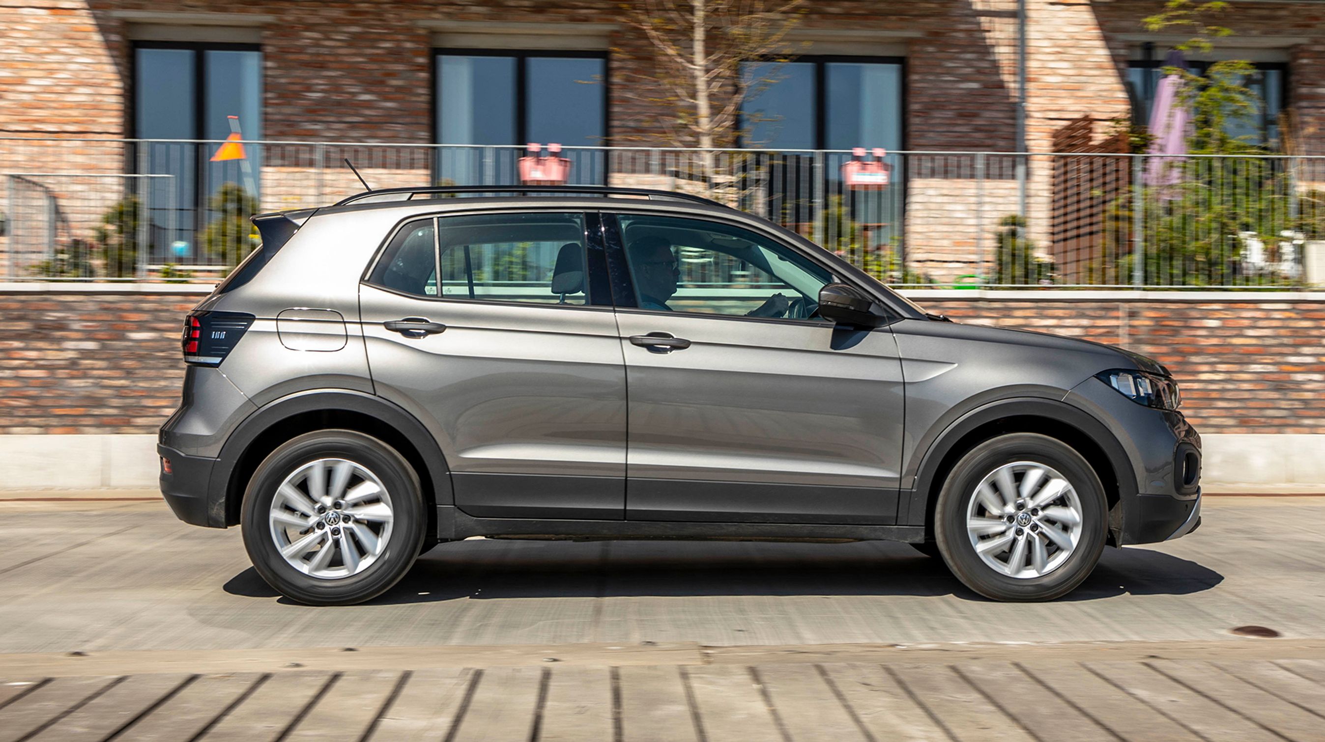 Sideruderne er ikke lige så store som i en Touran eller en Golf Sportsvan, men der er fortsat godt udsyn fra bagsædet af en T-Cross.