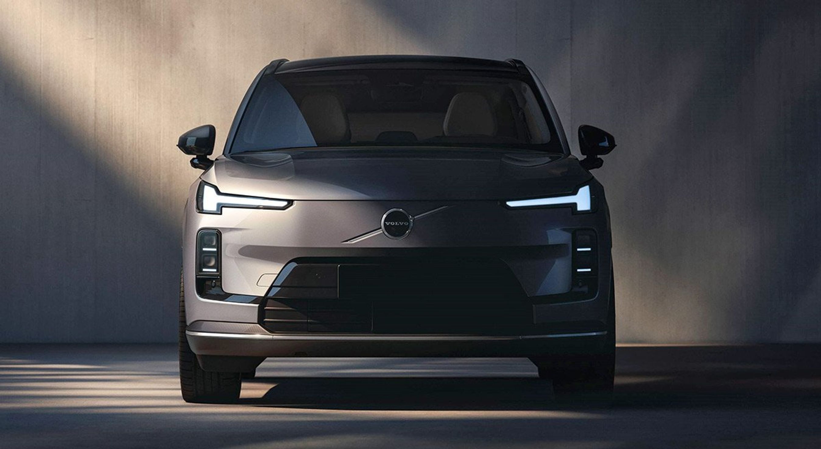 SUV set lige forfra i dunkel belysning.