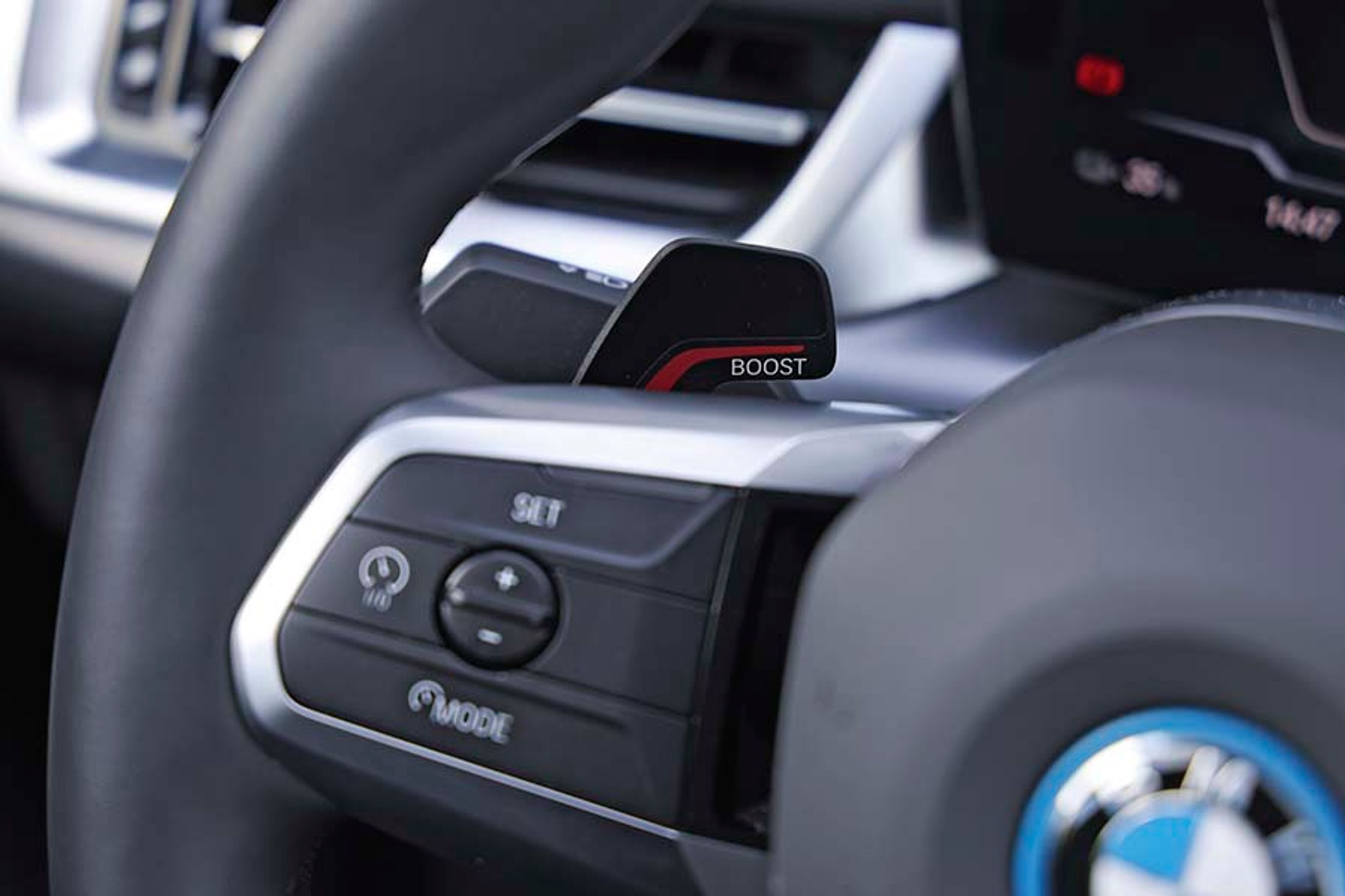 Fartpiloten betjenes let med overskuelige knapper på rattet. Bagerst ses en knap, der giver ekstra acceleration.