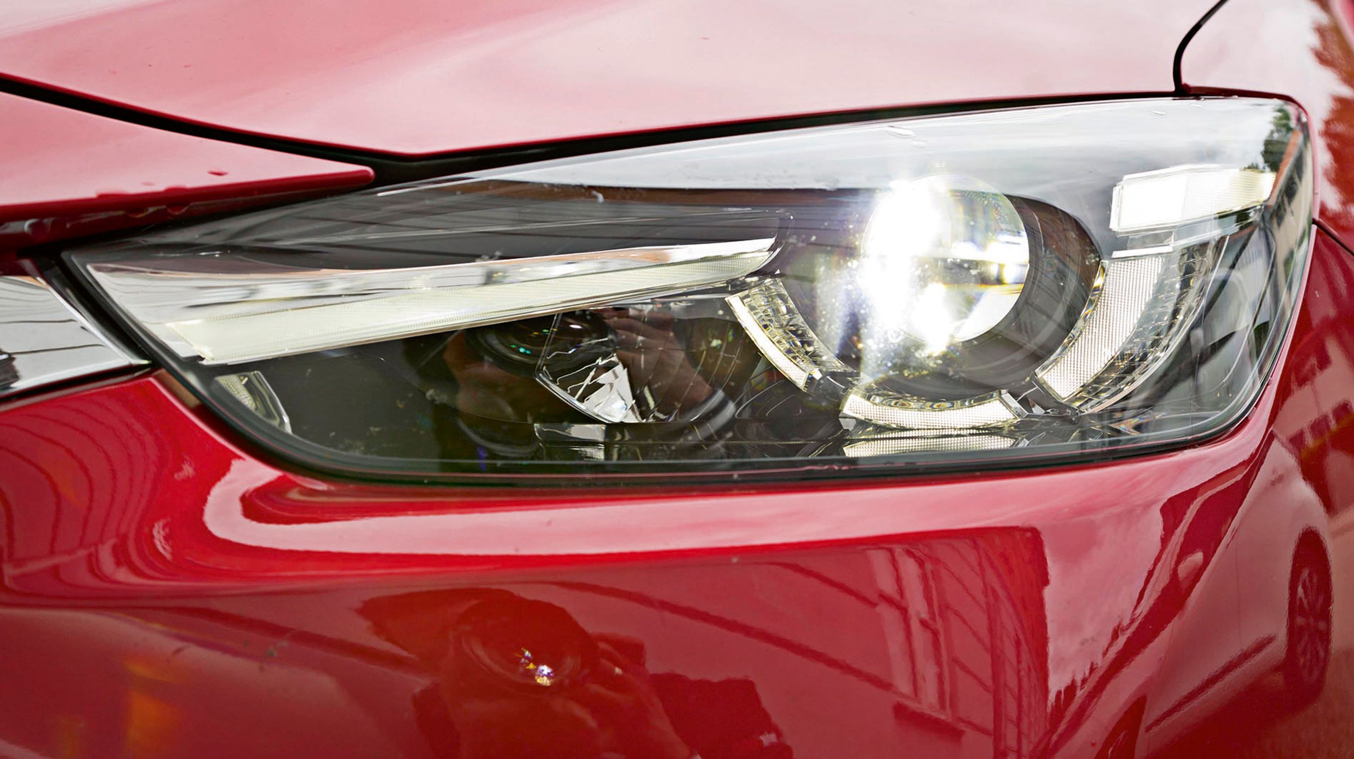 Både for og bag er bilen udstyret med LED-lygter, der giver bilen en flot udstråling i mørke.