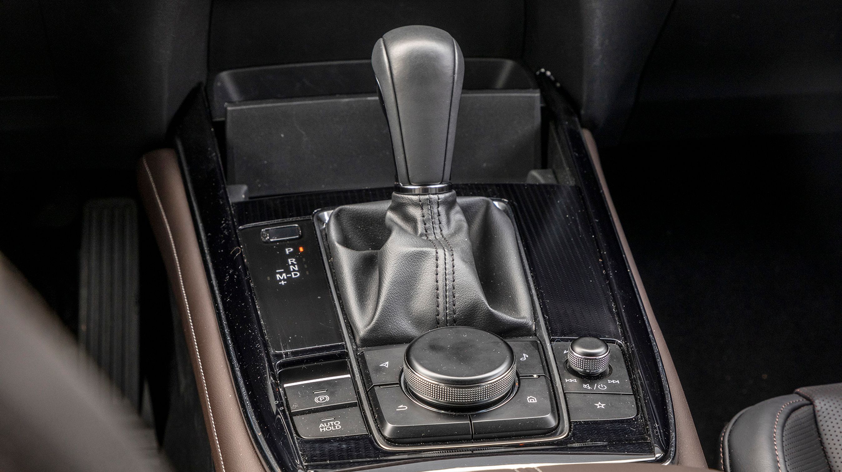 Merprisen for automatgear er 22.000 kr., og det kan anbefales. Gearstangen er let at betjene, men er af den mekaniske type, hvor man selv skal sætte den i „P“ efter endt køretur.