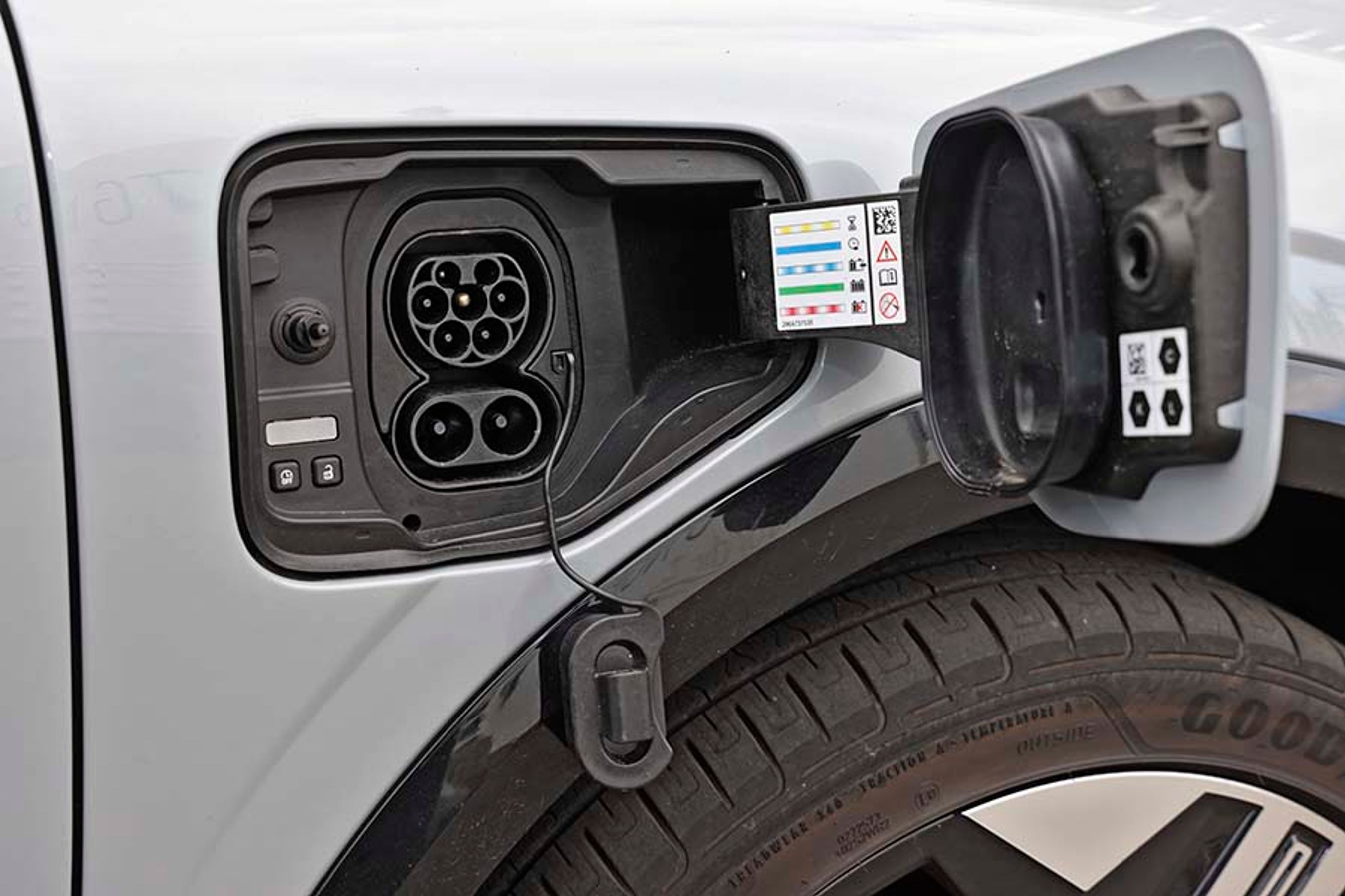 Ladestikket er placeret ved højre forhjul. Der er indbygget 22 kW AC-lader, og på farten kan bilen DC-lades med op til 130 kW. Et tryk på den lille knap med låsesymbolet kan frigøre kablet.