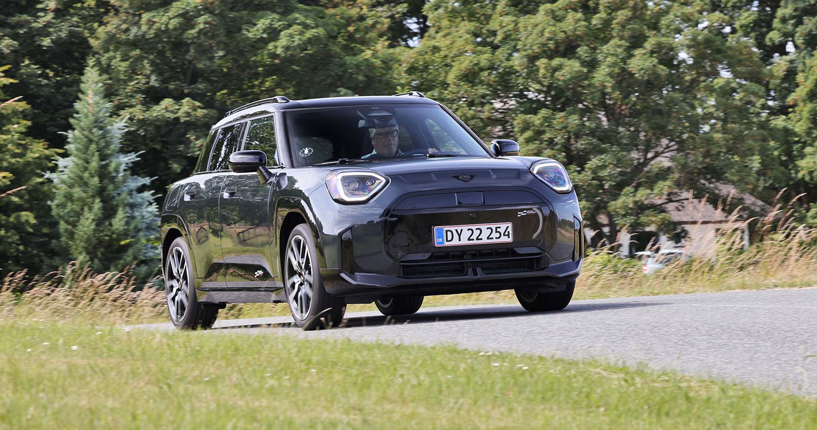 Mini Aceman set forfra, mens den kører på landevej med træer i baggrunden