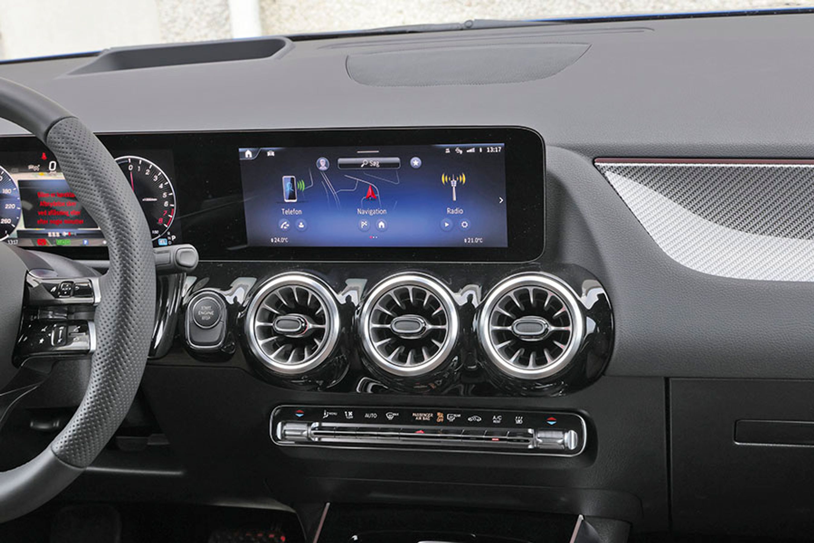 De to 10,25”-skærme er placeret ved siden af hinanden i et panel foran rattet. De har danske menuer og rummer mange funktioner, men desværre er de noget opmærksomhedskrævende under kørslen, hvis man vil ændre indstillingerne.
