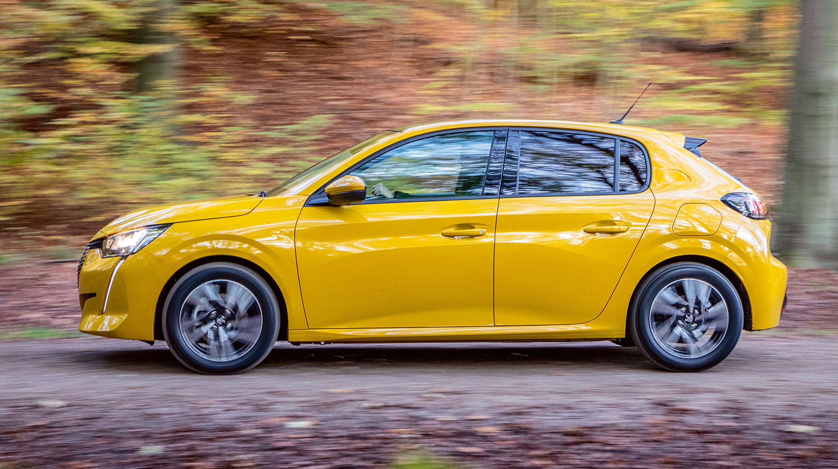 Den er utrolig letkørt, den nye 208’er, og selvom affjedringen er en smule til den hårde side, så er det samlede komfortniveau ganske højt.