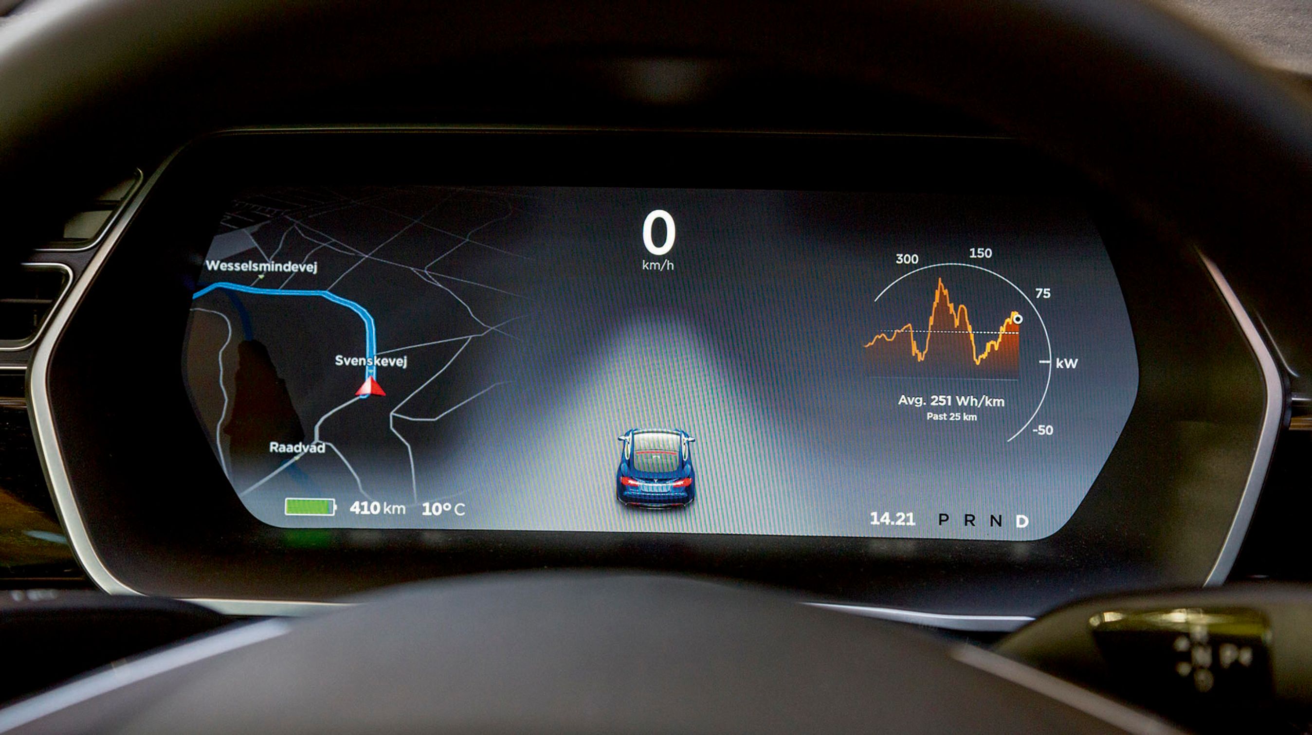 Instrumenthuset består af en stor farveskærm, der kan vise stort set alle oplysninger om kørslen.