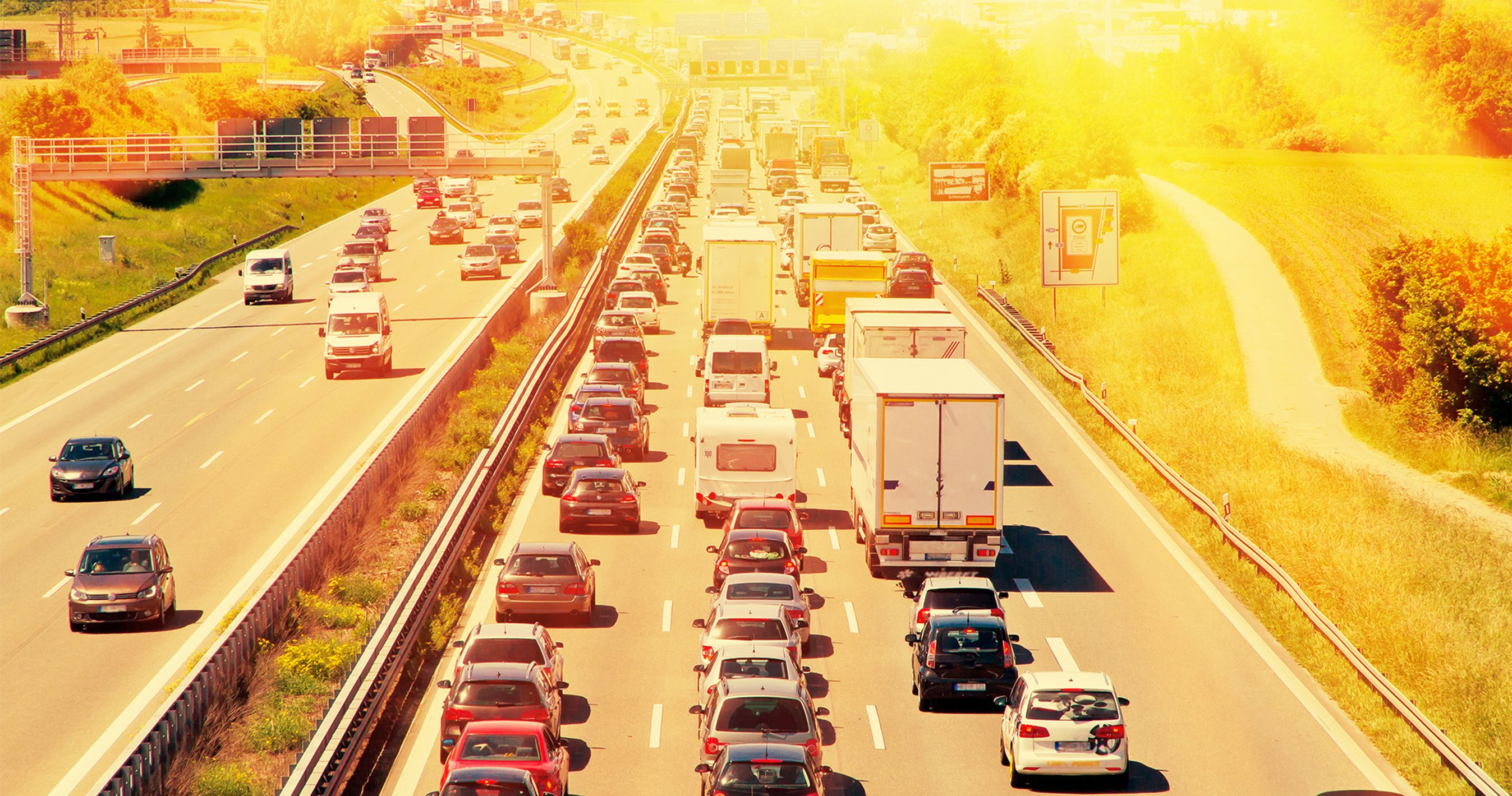 Biler på tyske motorvej om sommeren