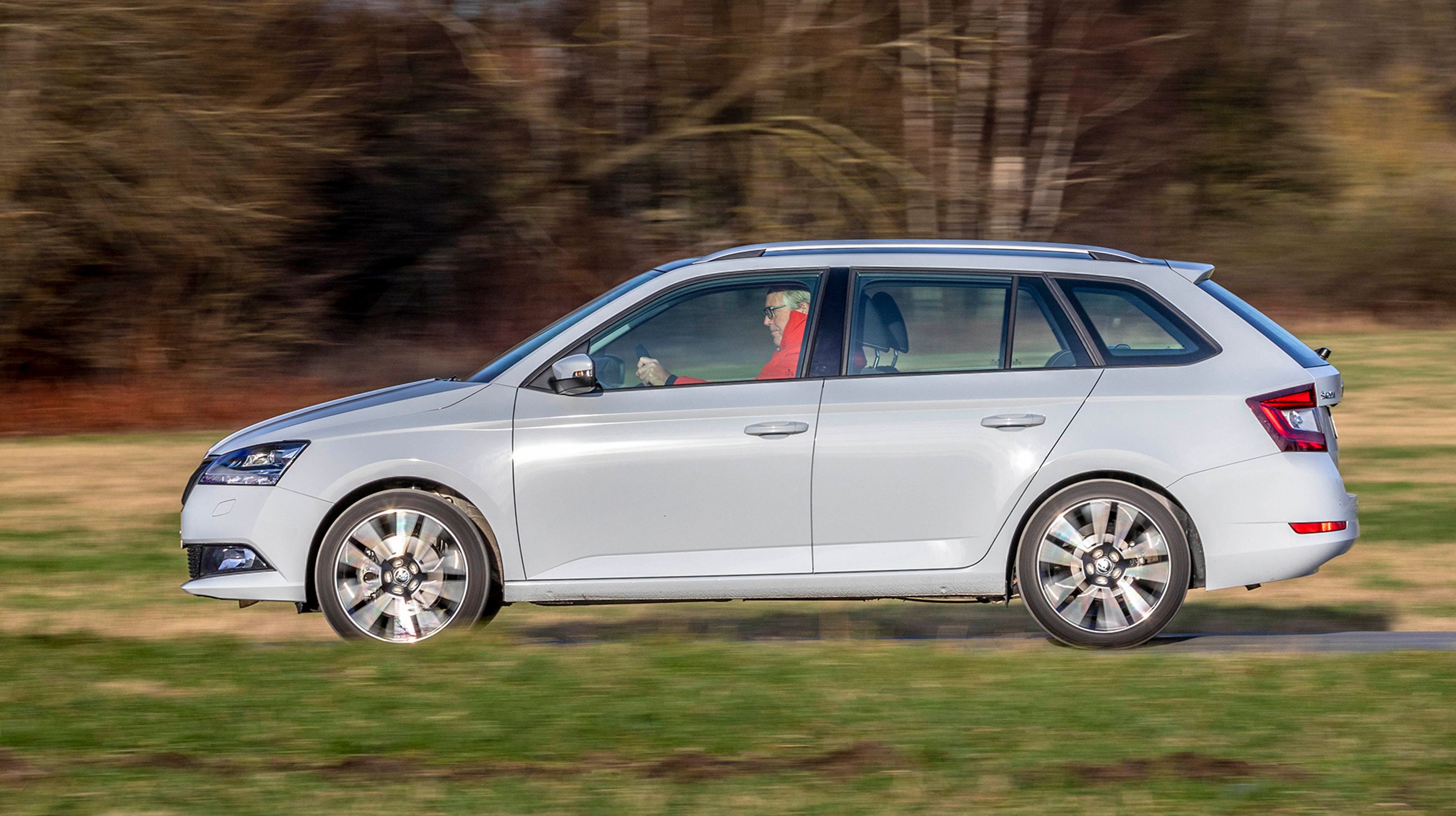 Proportionerne er gode fra siden, men reelt er der brugt mere plads på bagagerummet end bagsædet. Familier med høje voksne vil nok ønske lidt mere benplads til bagsædet.