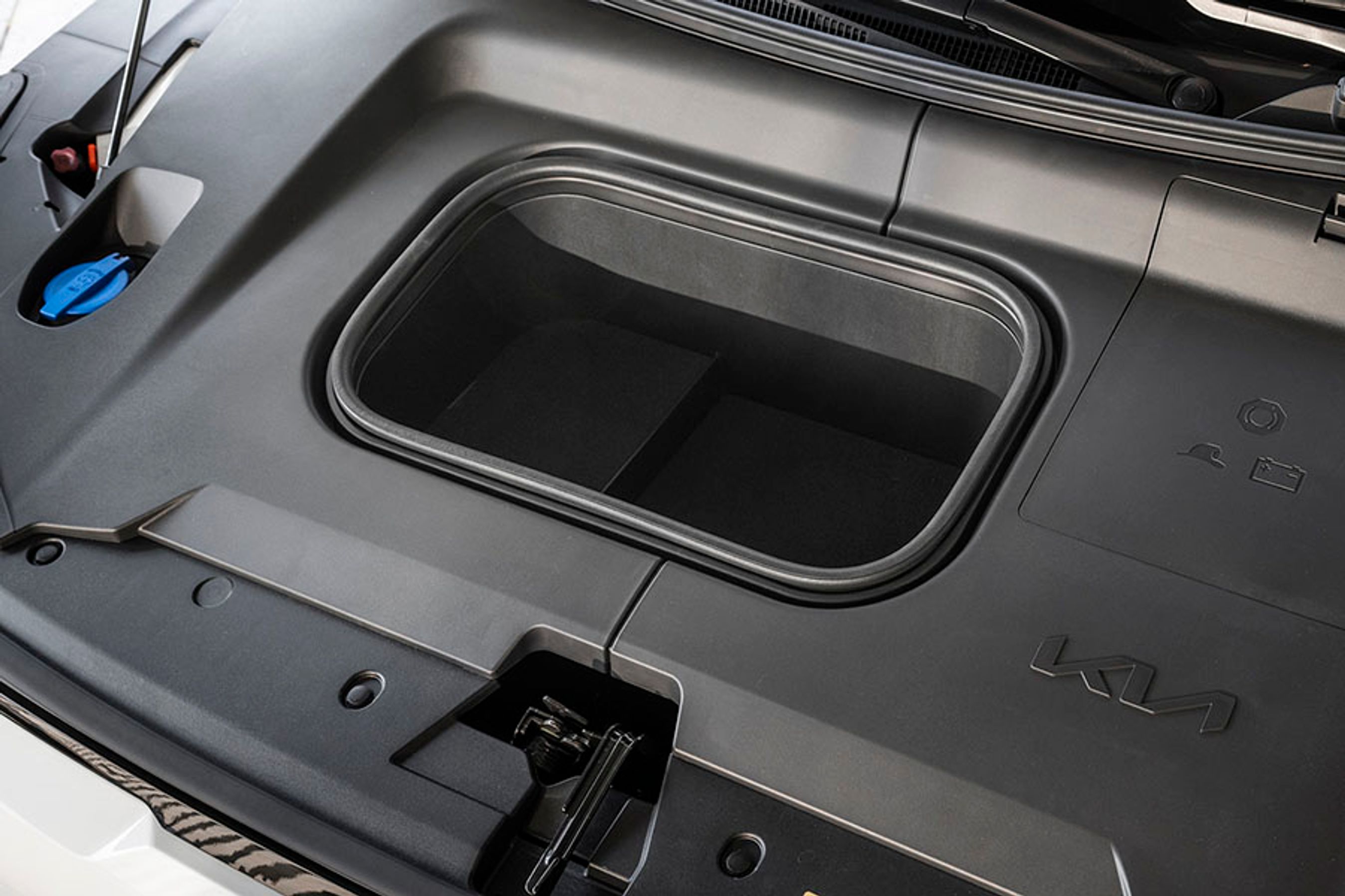 Fortil er der en frunk på 25 liter. Her er der plads til f.eks. et ladekabel, sprinklervæske og andre småting, man gerne vil slippe for at have liggende i bagagerummet.