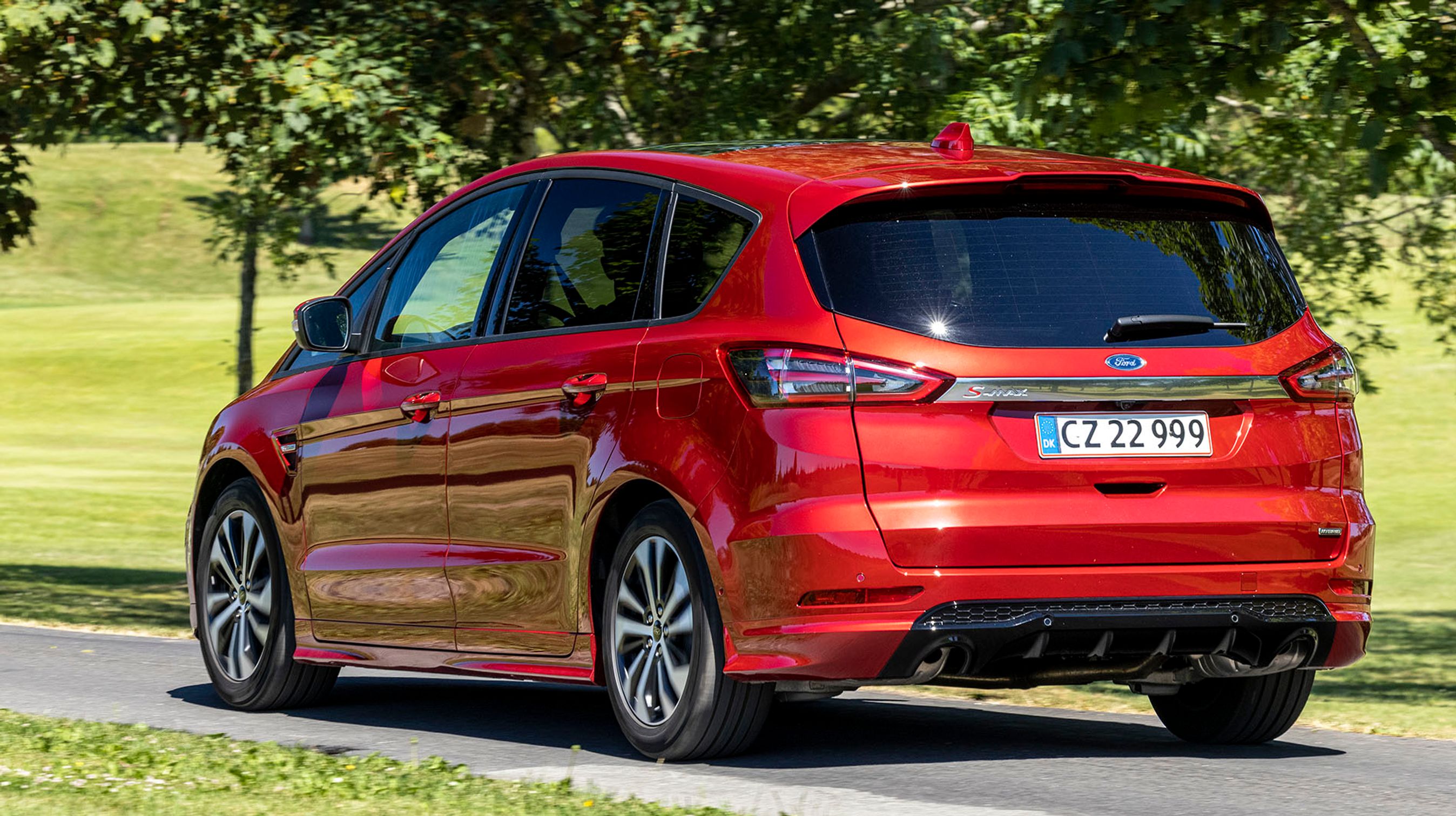 Trods MPV-indretningen er bilen forsynet med fem store døre, der åbner på sædvanlig vis. Her er ikke noget med skydedøre eller lignende, men adgangen er alligevel udmærket.