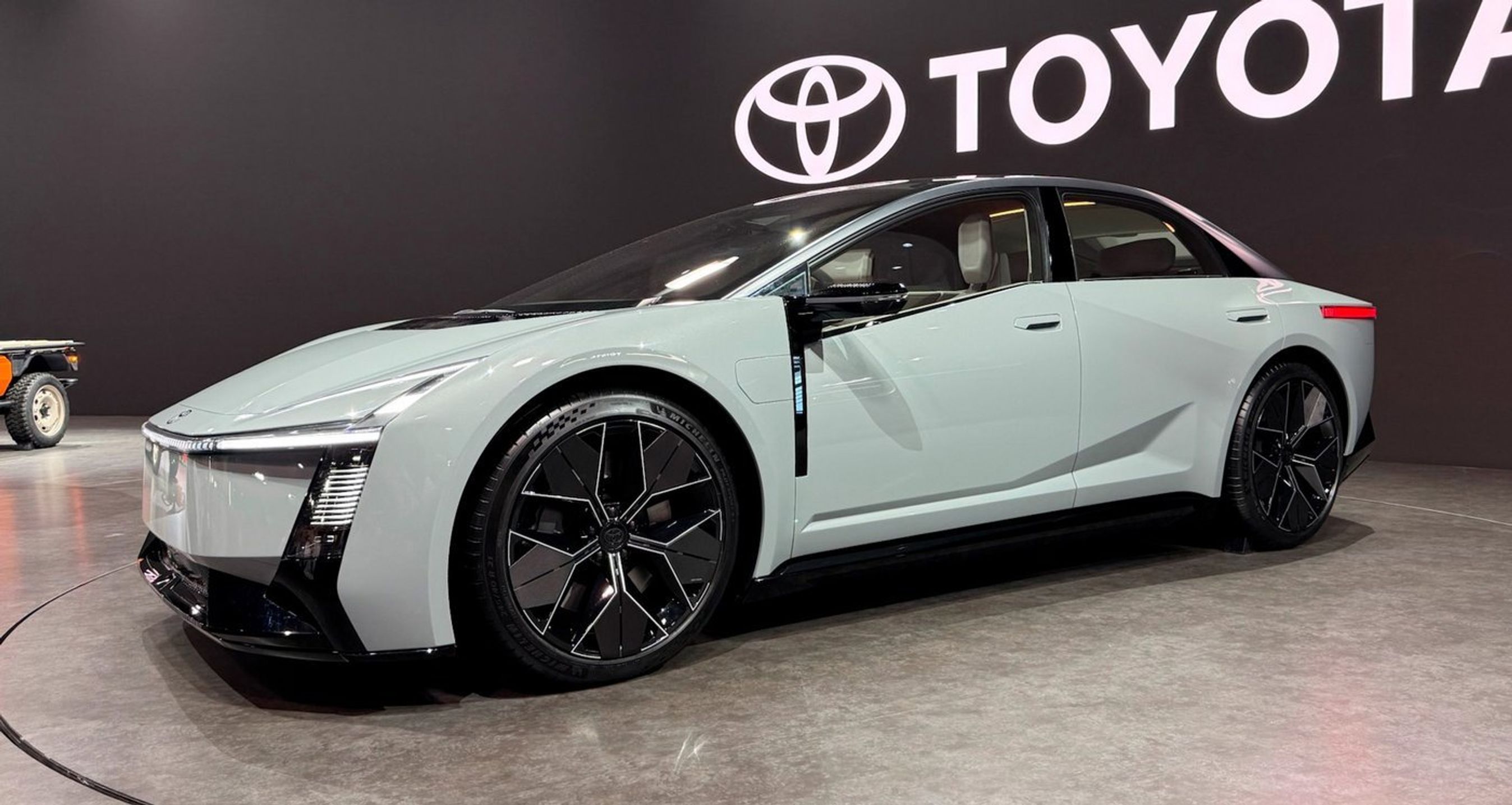 Lys blå Toyota Corolla skråt forfra.