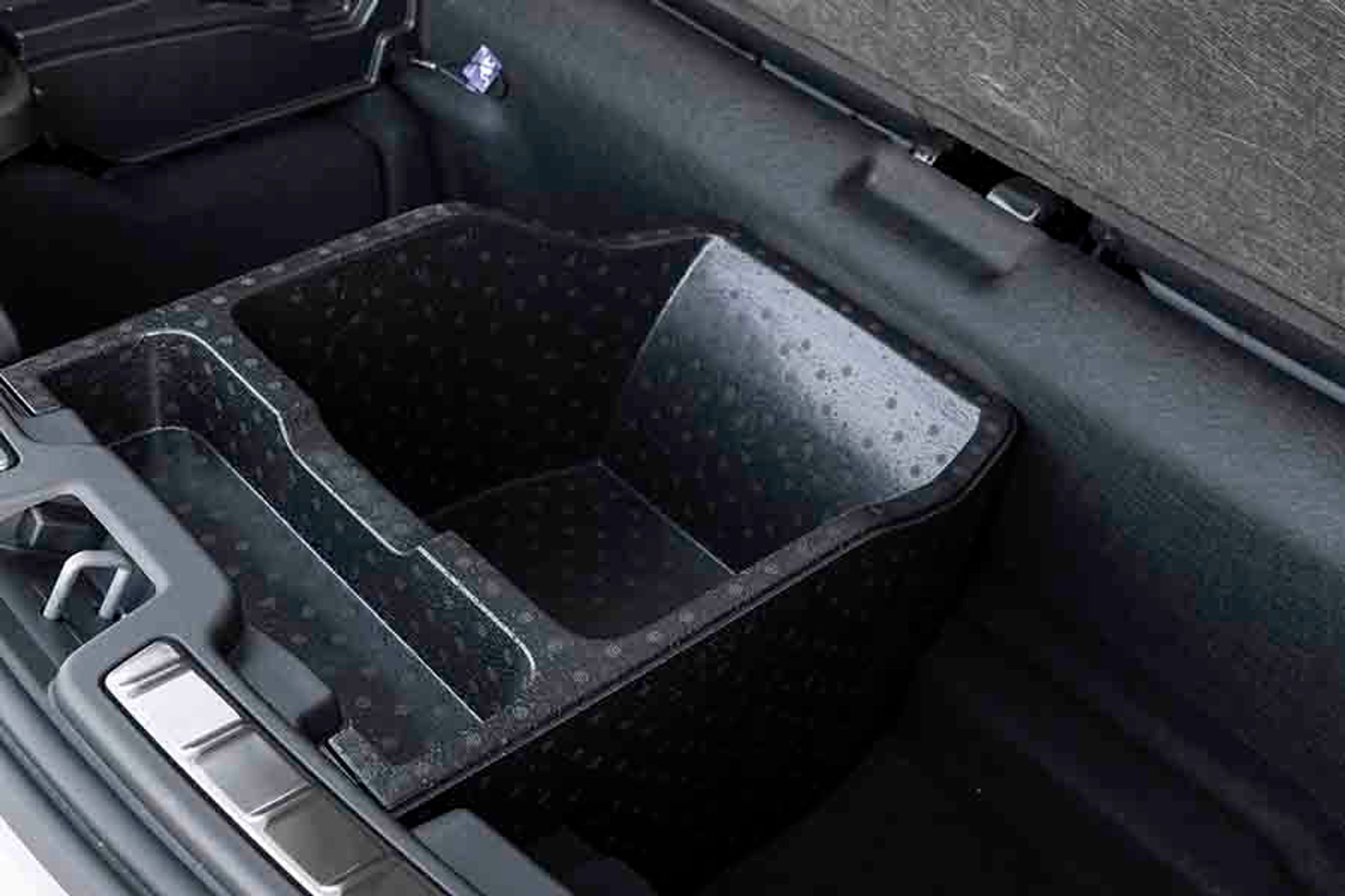 Under gulvet i bagagerummet er der et ret stort rum, der kan rumme bagage eller ladekablet. Det er let at komme til takket være den hængslede vognbund, der let kan vippes op.