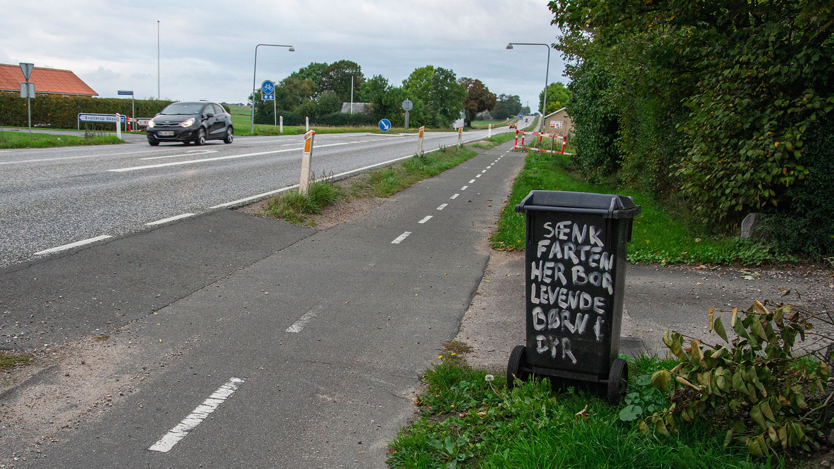 En skraldespand er her syd for Kalundborg brugt til at give bilisterne en klar opfordring