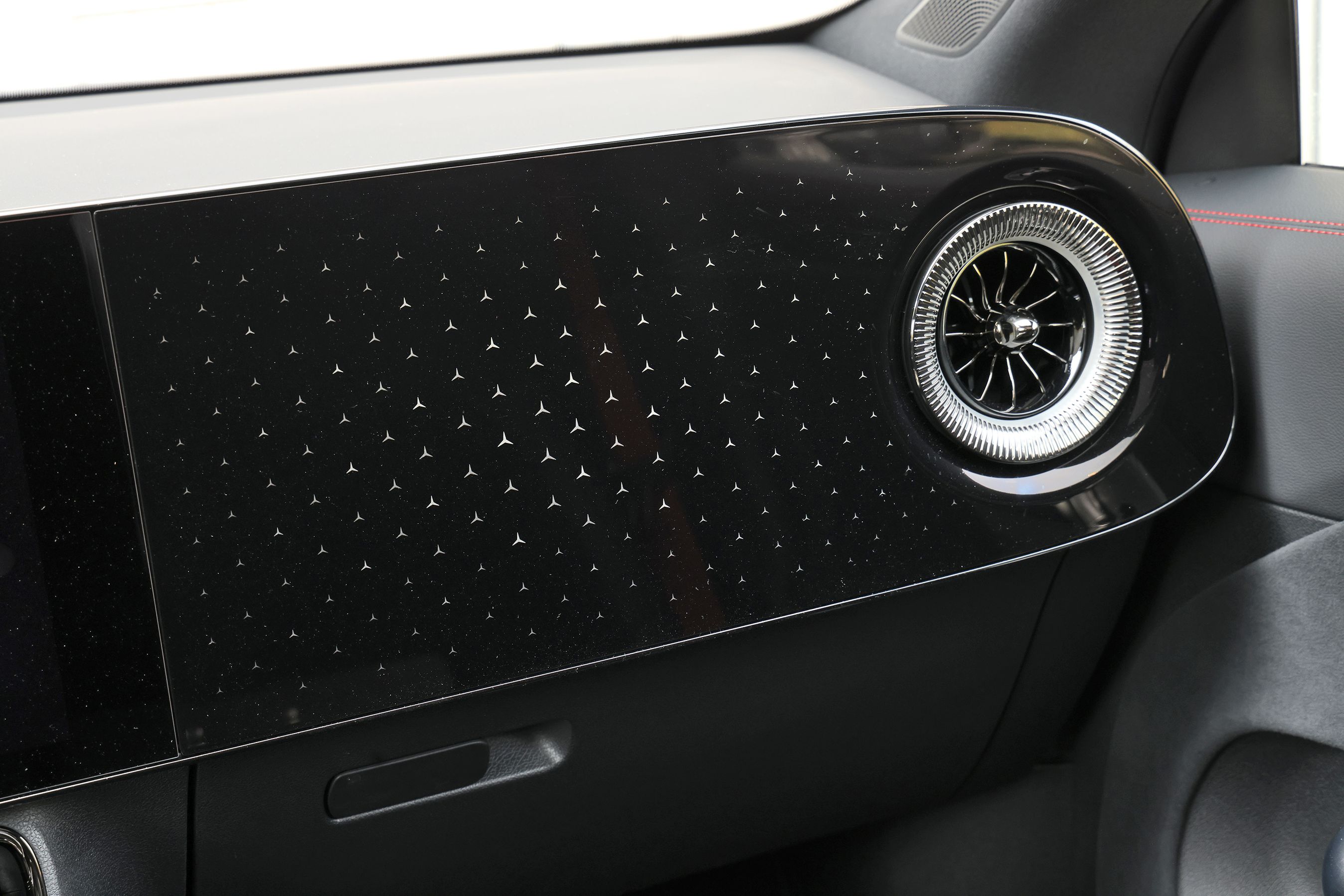 Instrumentpanelet i passagersiden på en Mercedes-Benz CLA.