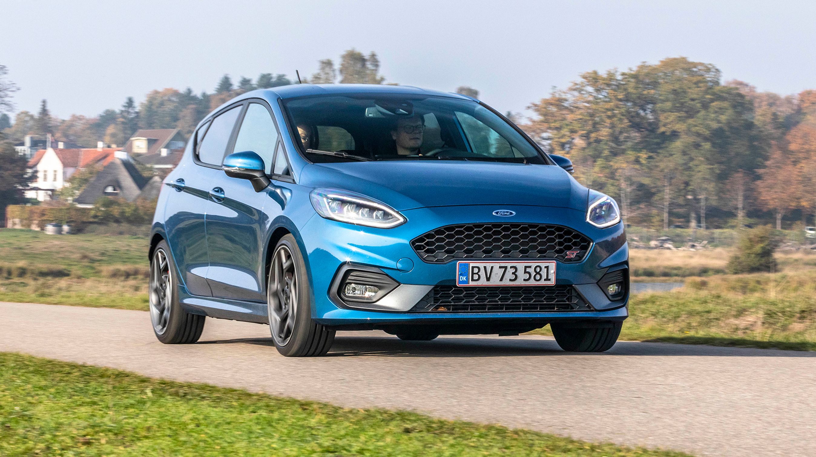 Trods det rå indre er linjerne udvendigt ganske polerede at se på. Hvis du vil have LED-forlygter, koster det kun 5.100 kr. ekstra. Et fund til prisen.