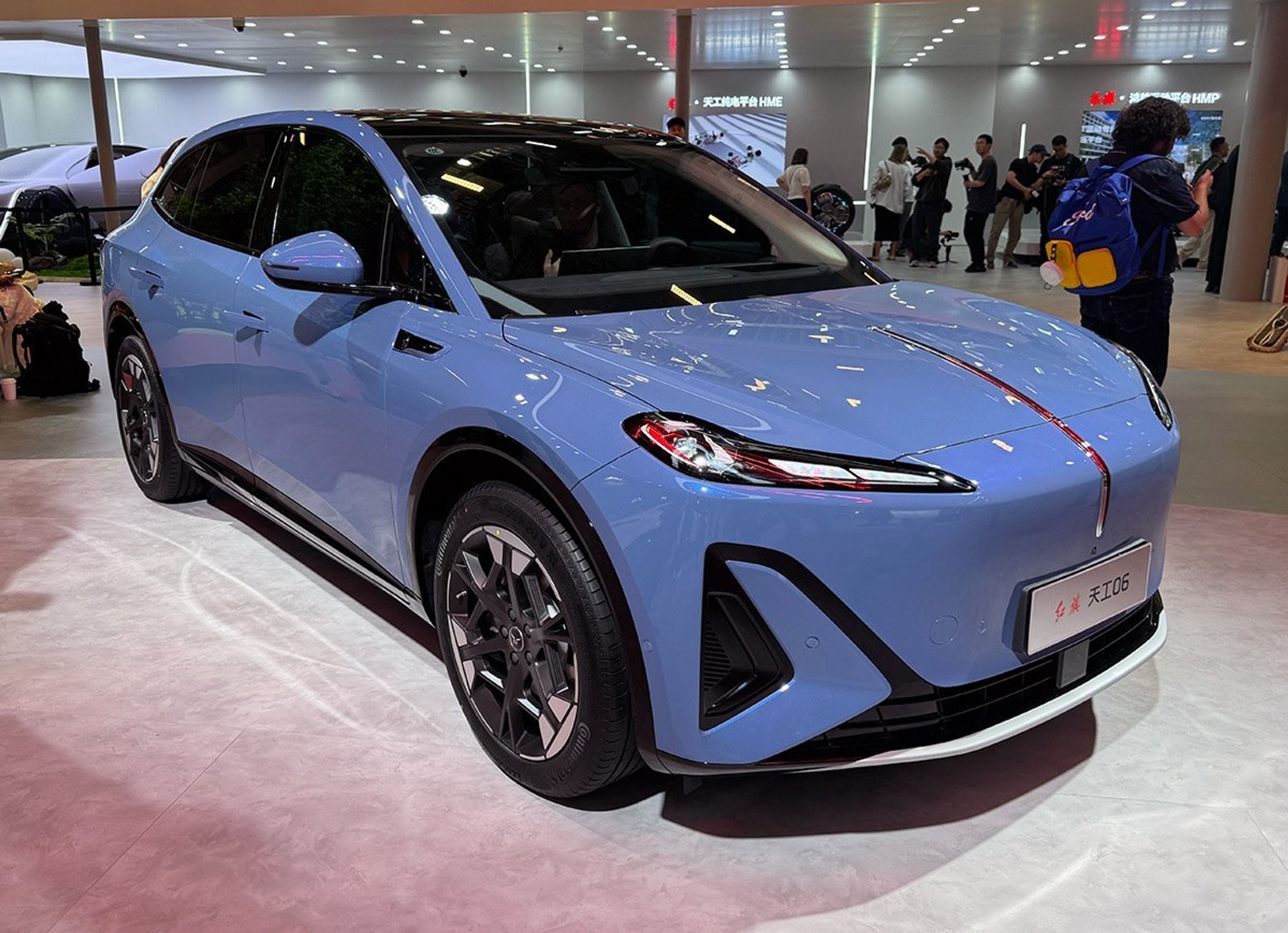 Blå SUV skråt forfra.