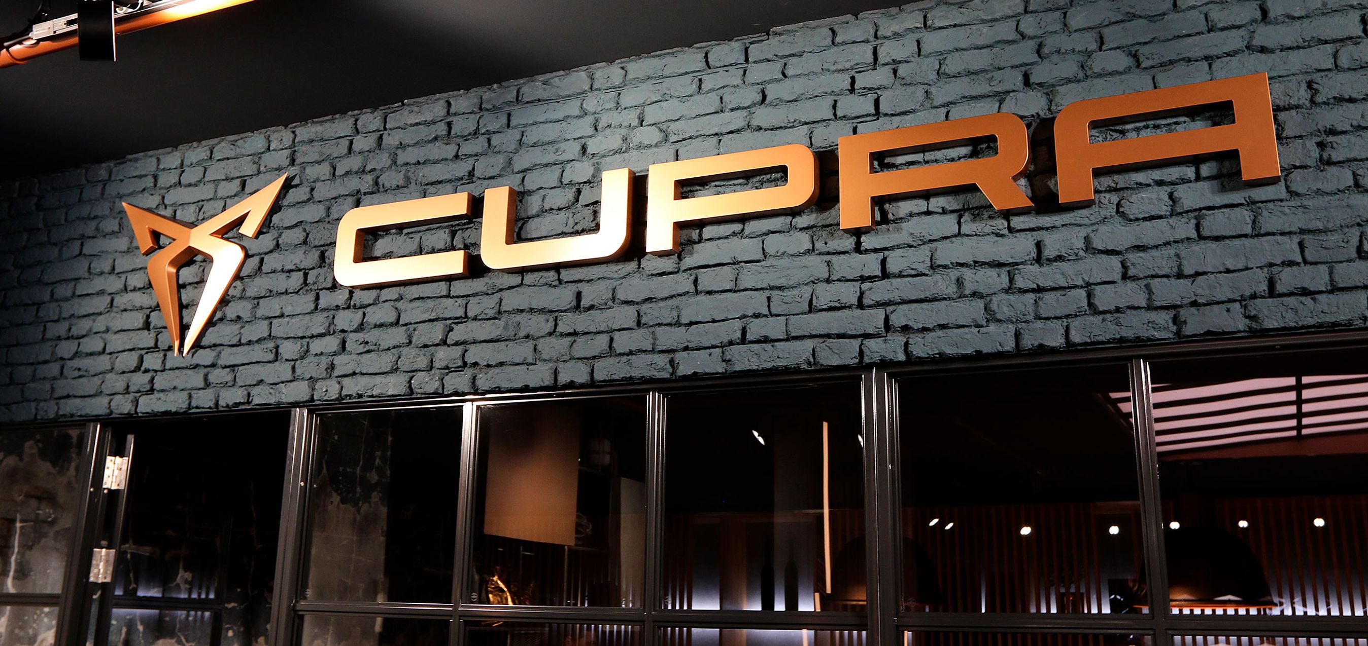 Det nye Cupra-navn og logo.