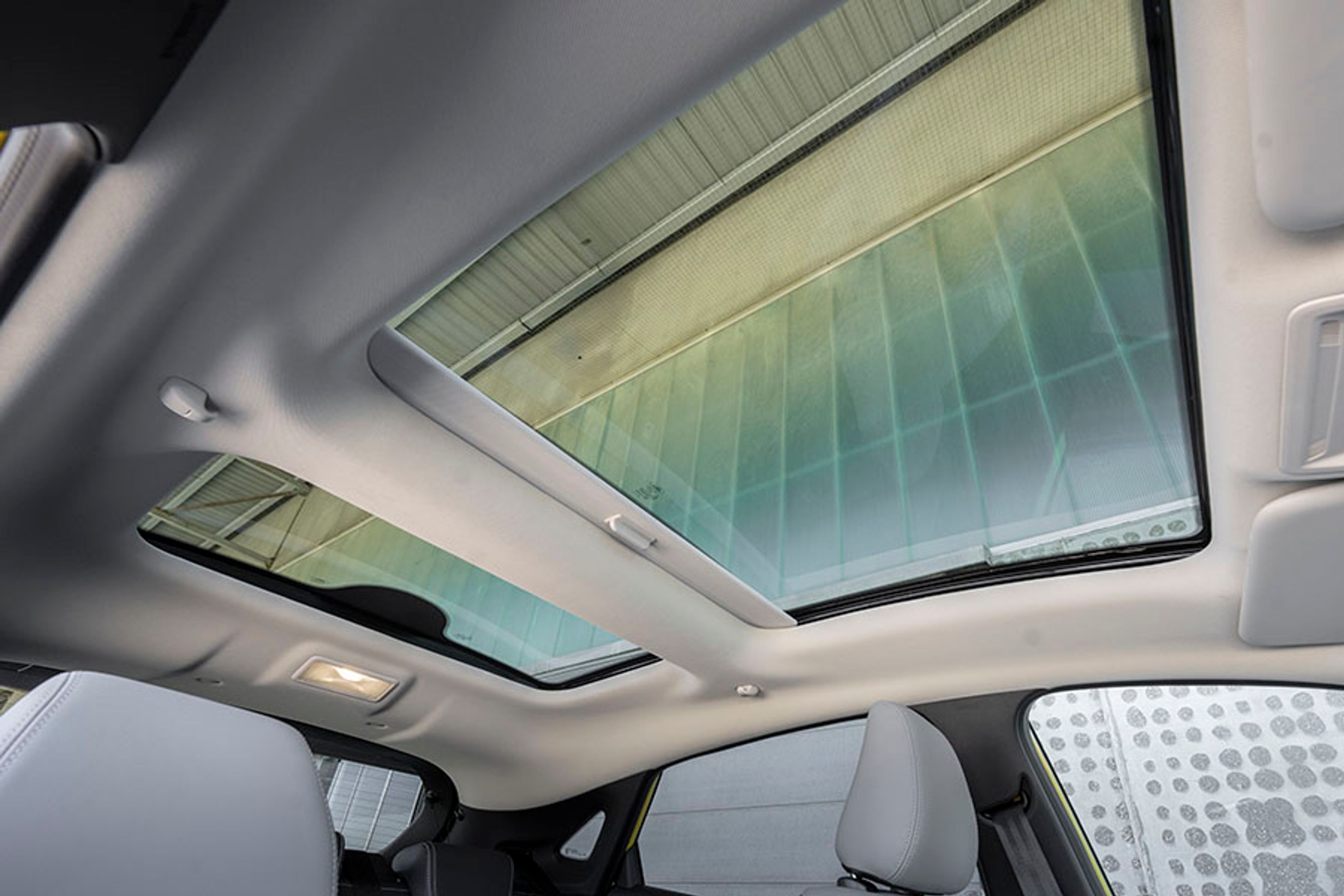 Du kan også tilkøbe et todelt soltag/panoramatag til 7.500 kr. Den forreste del kan åbne som et traditionelt soltag, mens den bagerste del giver mere lys til bagsædet, men det tager også en god del af loftshøjden.