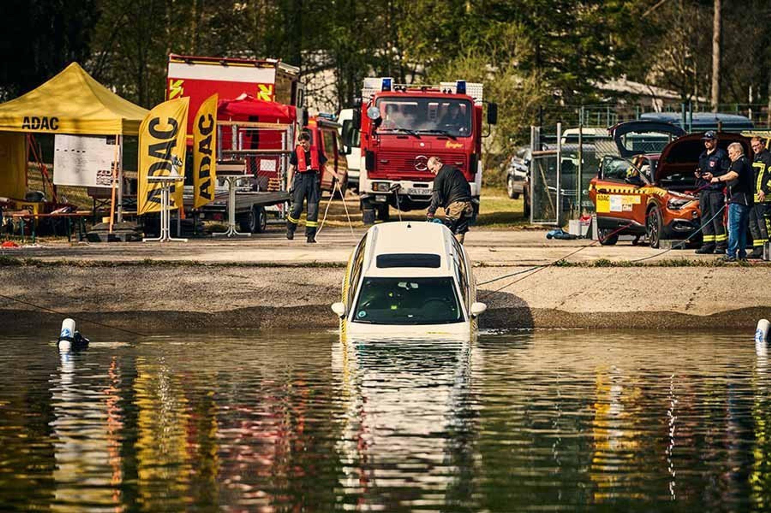Bil kører i vandet under test