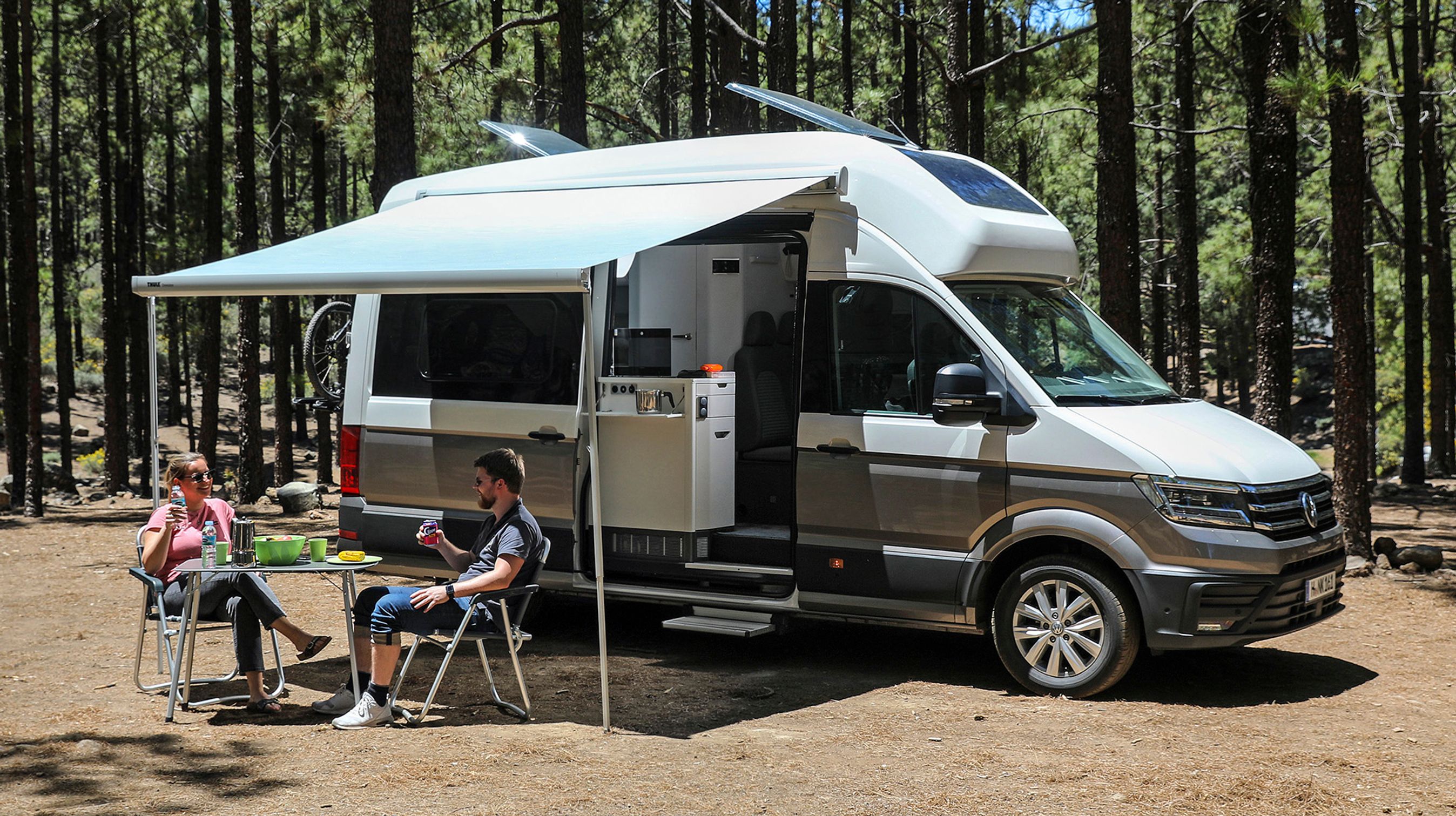 Det spontane campingliv kan leves på første klasse, hvis man bestiller bilen med udendørs borde og stole og en markise over skydedøren. Lige indenfor venter kølige drikkevarer i køleskabet.
