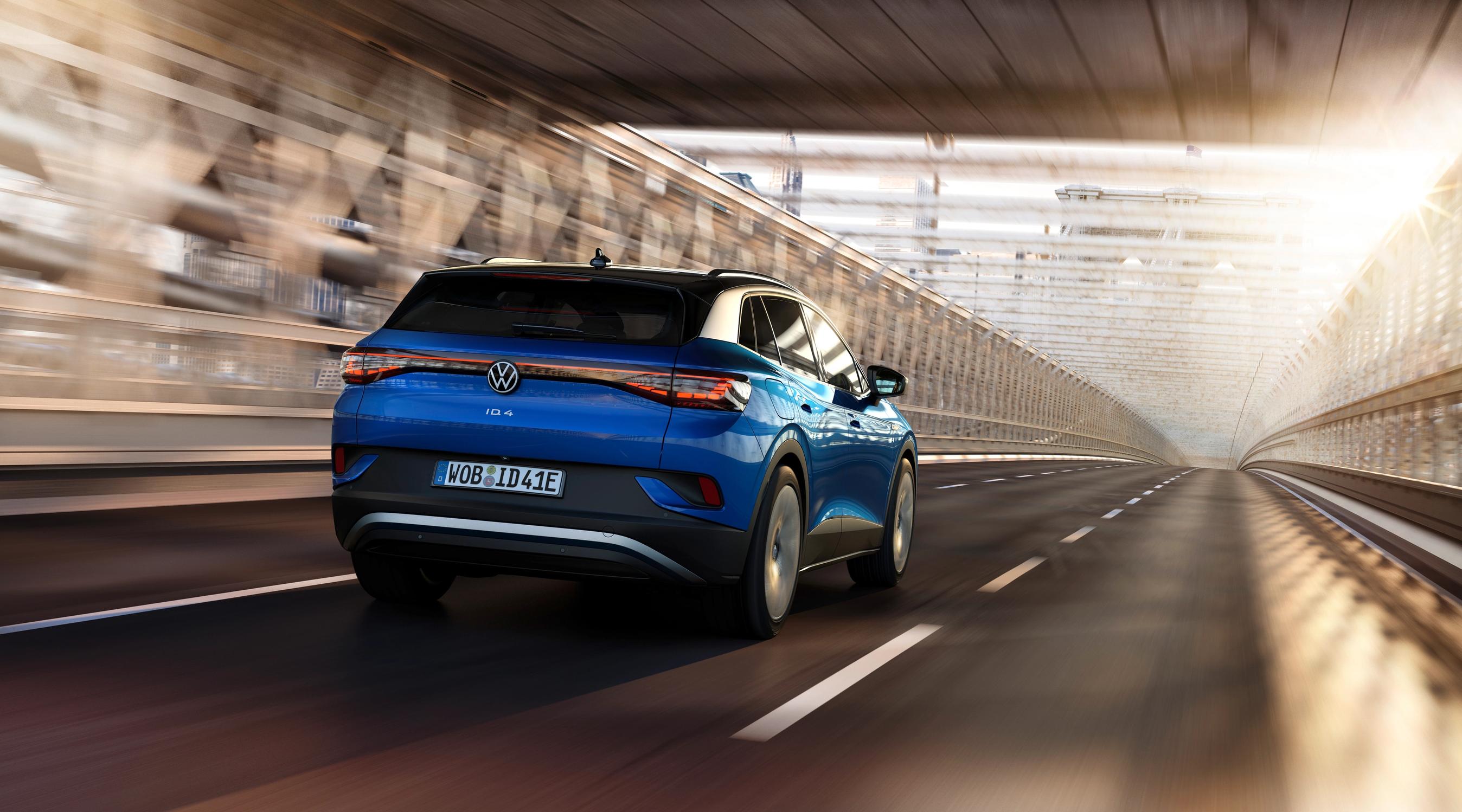 En VW ID.4 kører på en vej der er overdækket af en bro.