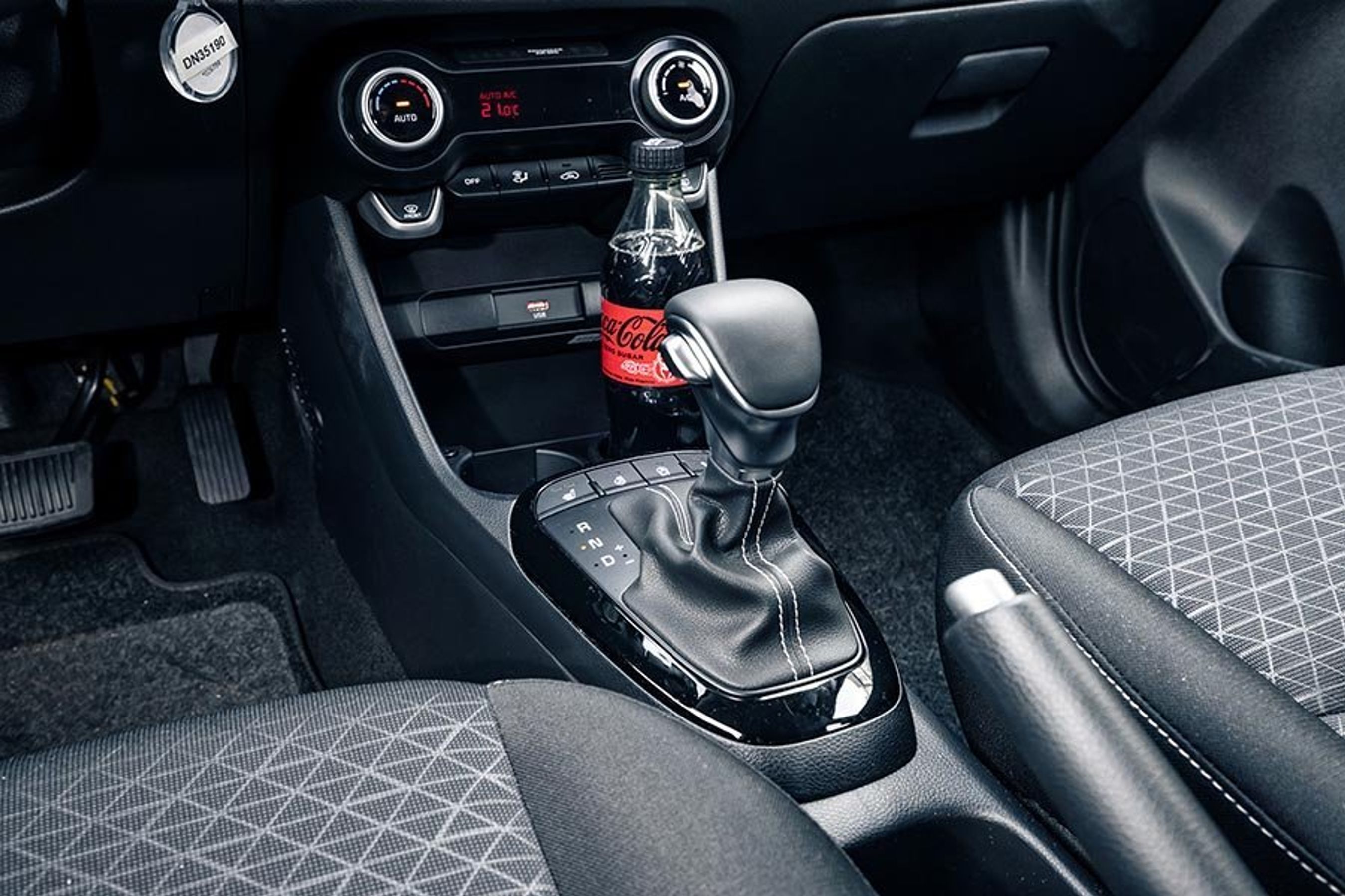 Gearvælgeren i en Kia Picanto med automatgear.