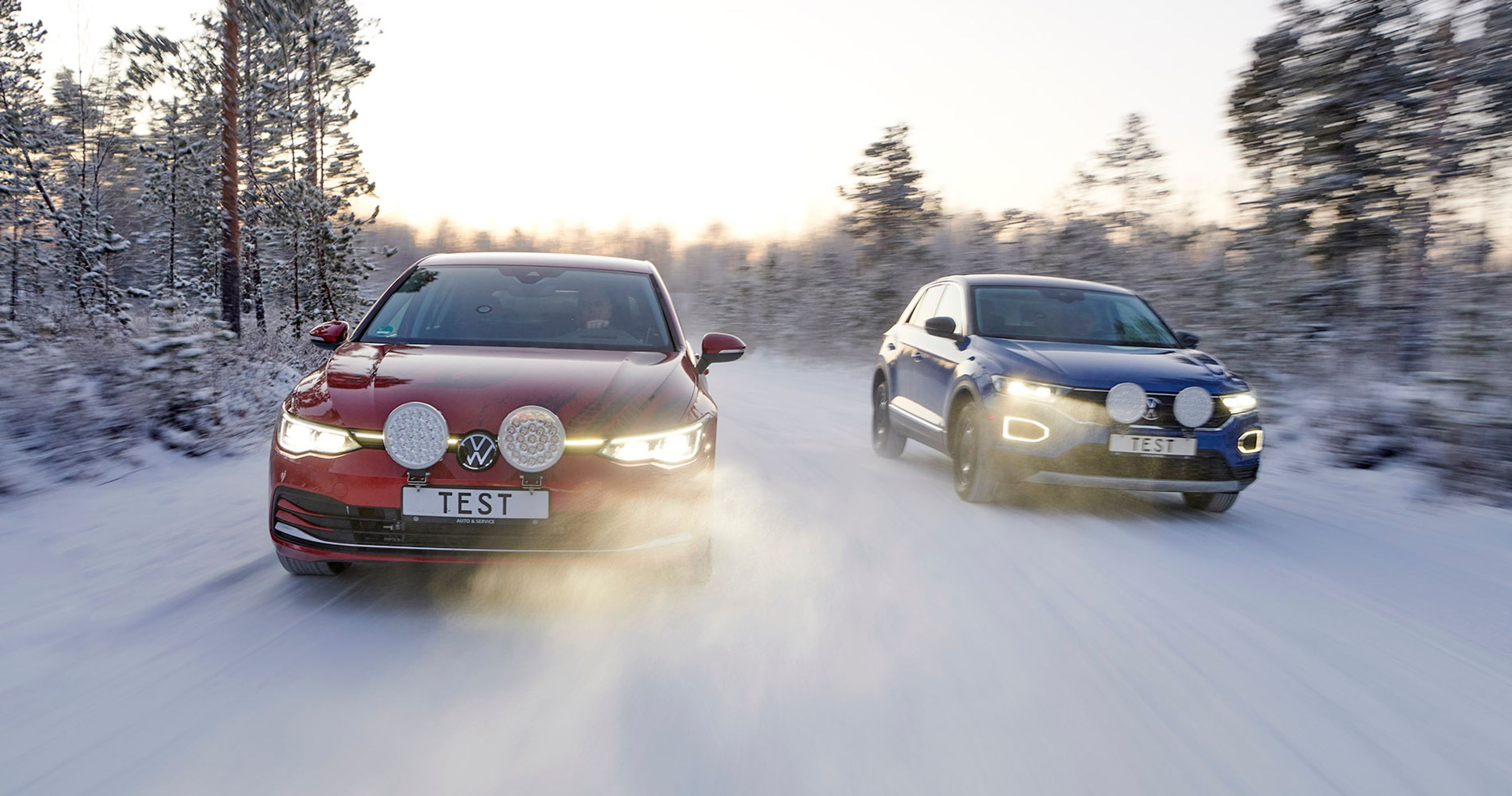 To biler kører på veje fuldkommen dækket af sne. 