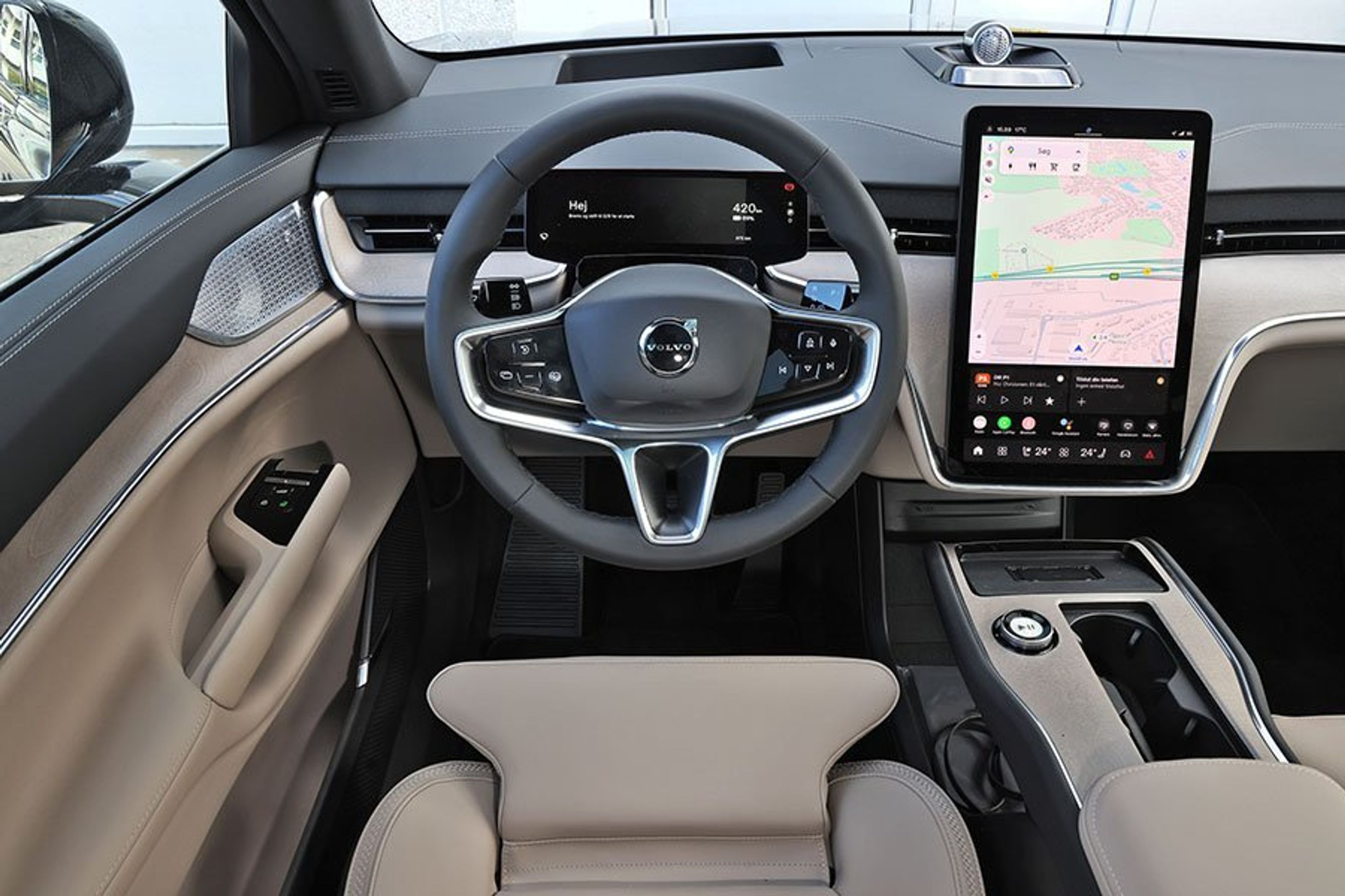 Førerpladsen i en Volvo EX90