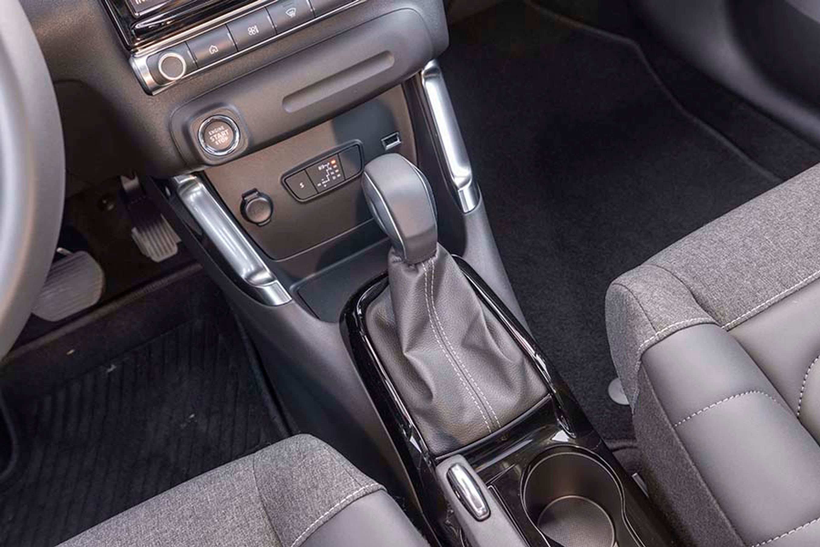 Automatgearet betjenes med en gammeldags gearvælger, der er stor og ikke så smart at betjene som de nye elektriske løsninger. Men værre er, at selve gearskiftene er lidt uskønne, det trækker ned i oplevelsen af bilen.