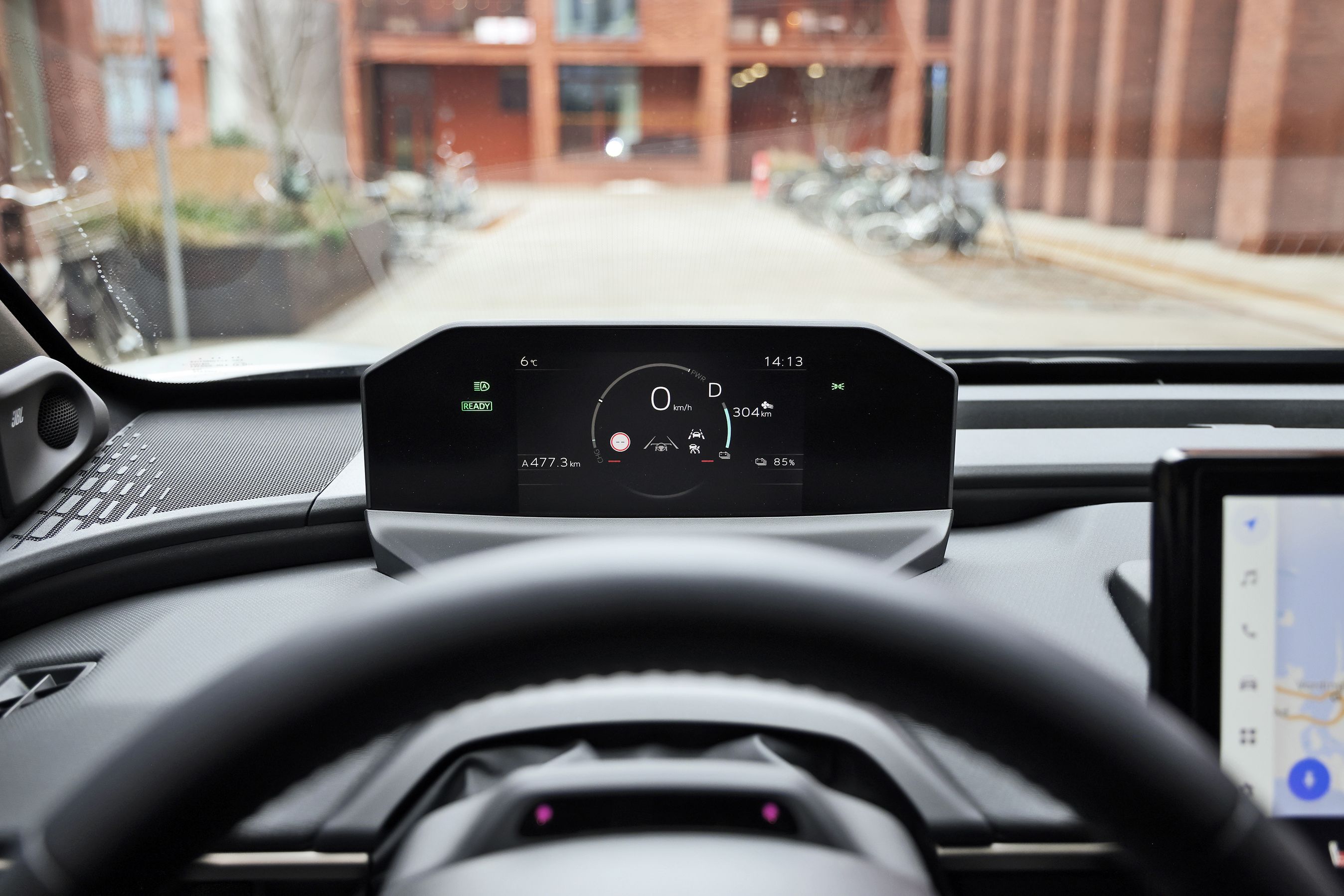 Instrumenthuset er placeret over rattet i en Toyota bZ4X