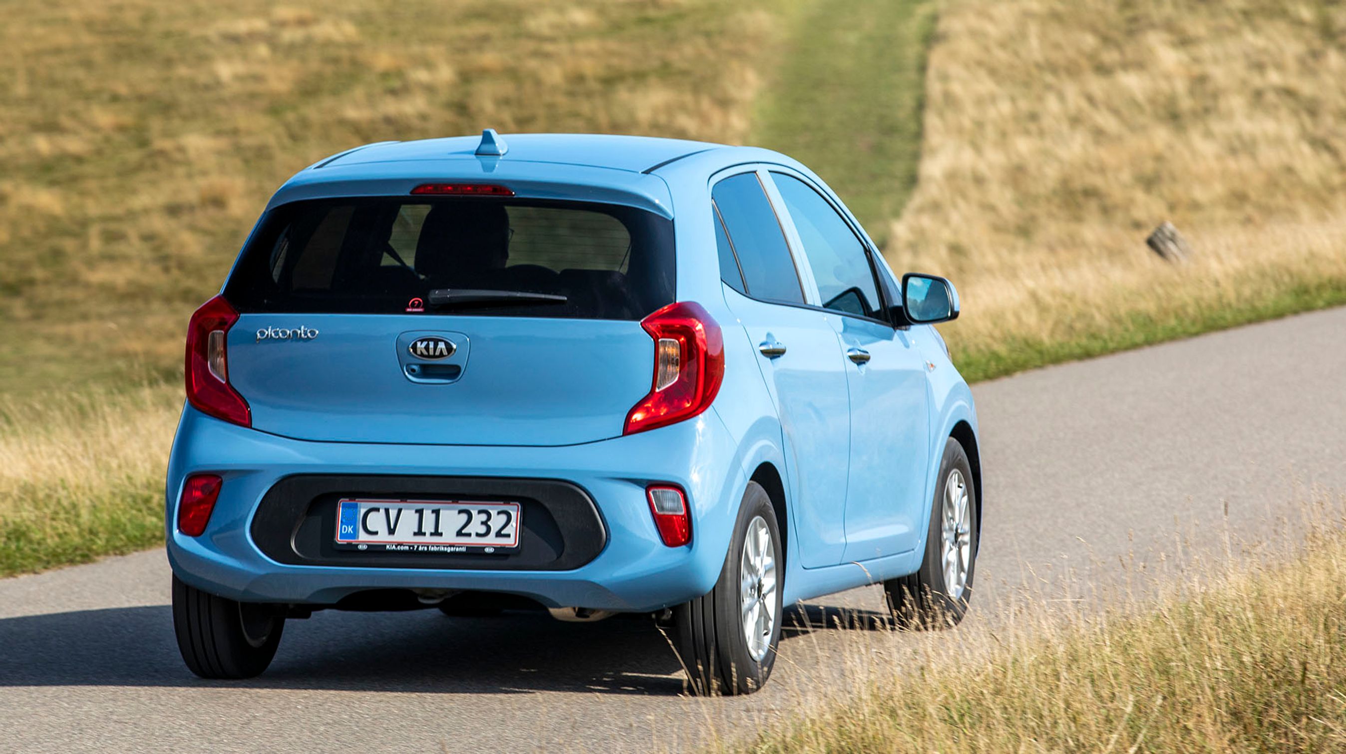 Kia Picanto kom frem i 2018 og har netop fået et facelift. Den fås udelukkende med fem døre, og vælger du varianten med automatisk gearskifte, får du også fem siddepladser i bilen.
