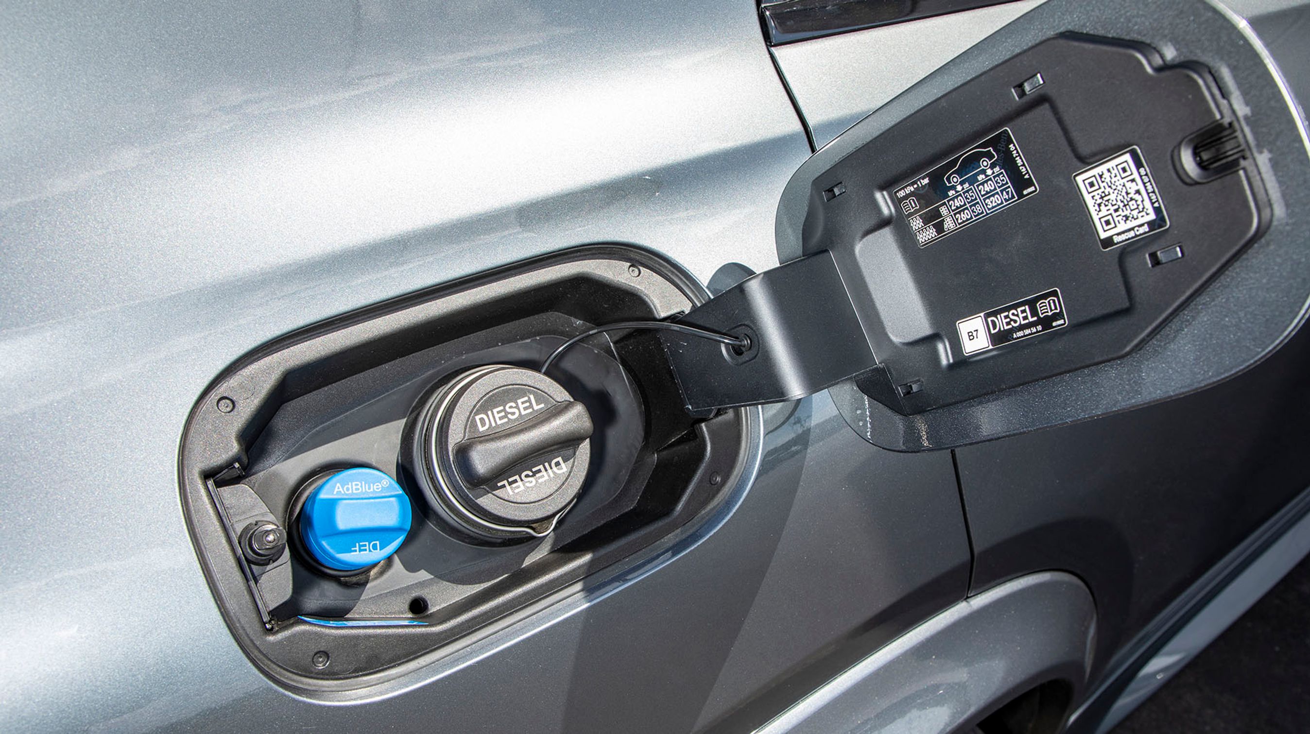 Du kan tanke op til 65 liter ad gangen, det er 20 liter mindre end benzin- og dieselvarianterne. Der er også eksternt rør til at tanke AdBlue-additiv, som er nødvendig for at få så ren en emission som muligt.