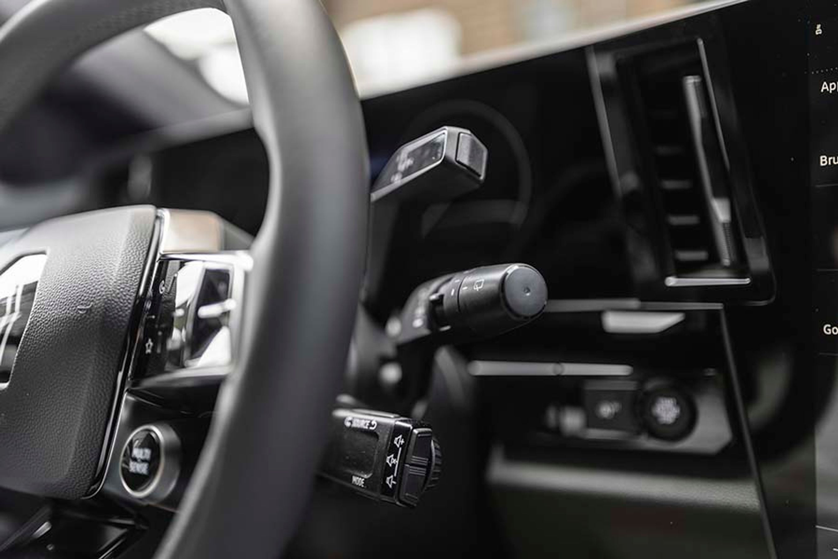 Bag rattet sidder armen, der betjener gearet, og hvorfra man bestemmer bl.a. kørselsretningen. Den er nem at betjene, men sidder dog ret tæt på viskerarmen og konsollen til betjening af radioen.