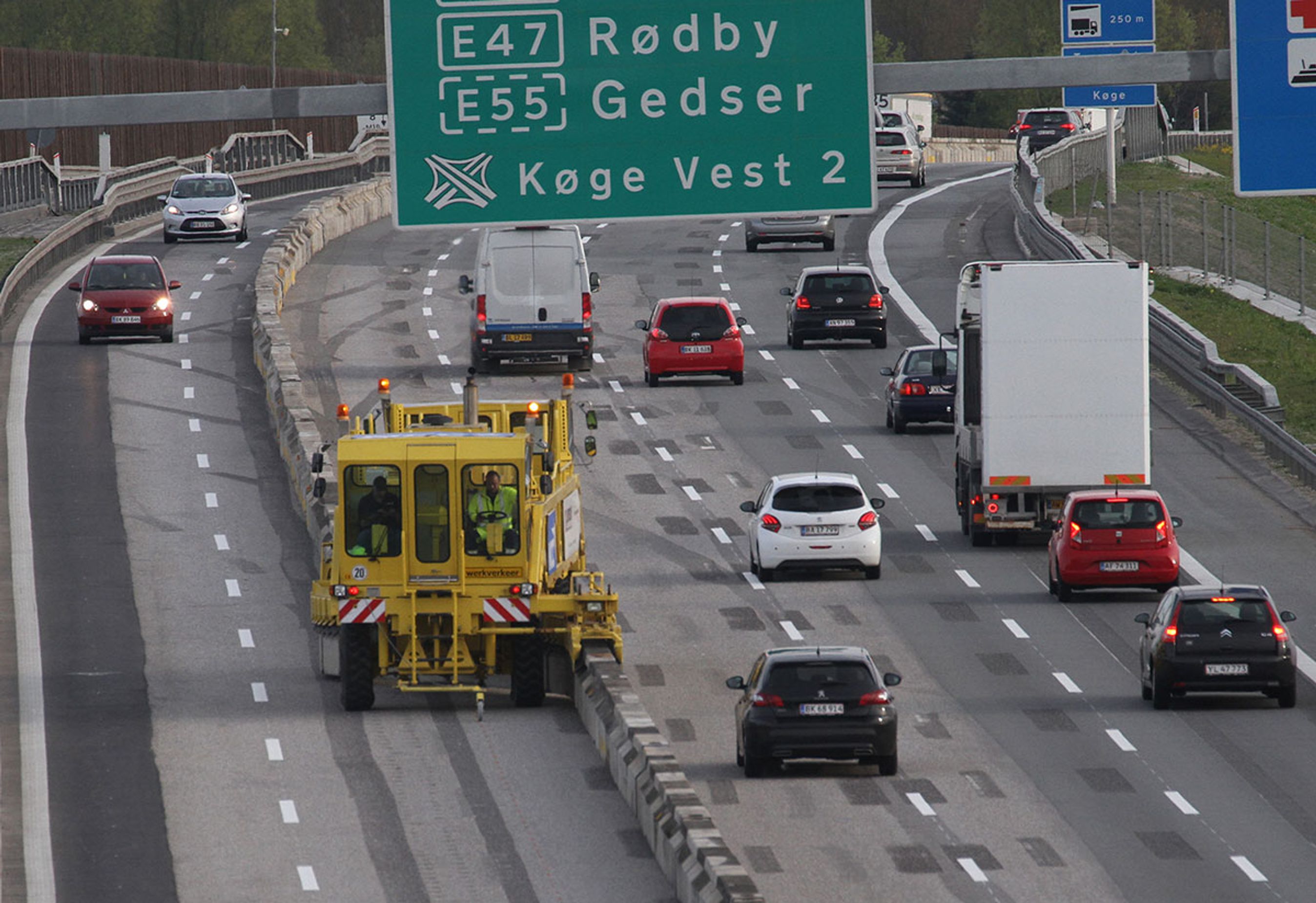 'Roadzipperen' set bagfra. Den er her ved at flytte autoværnet mod højre. Fotos: Torben Arent
