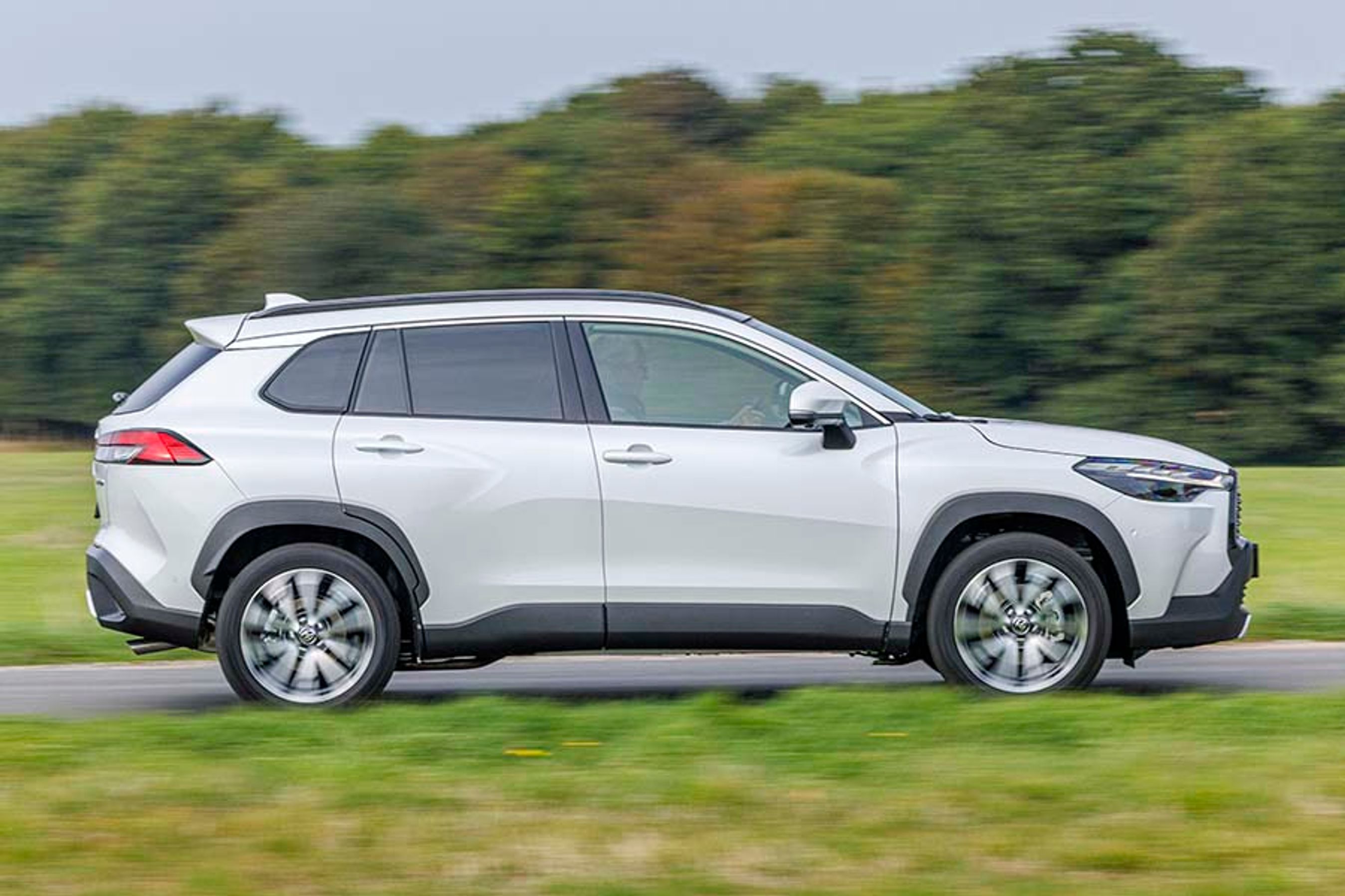 Corolla-SUV’en er behagelig at køre. Komforten er fin, og man har fordelen fra en SUV med bedre udsyn samt lettere ind- og udstigning.