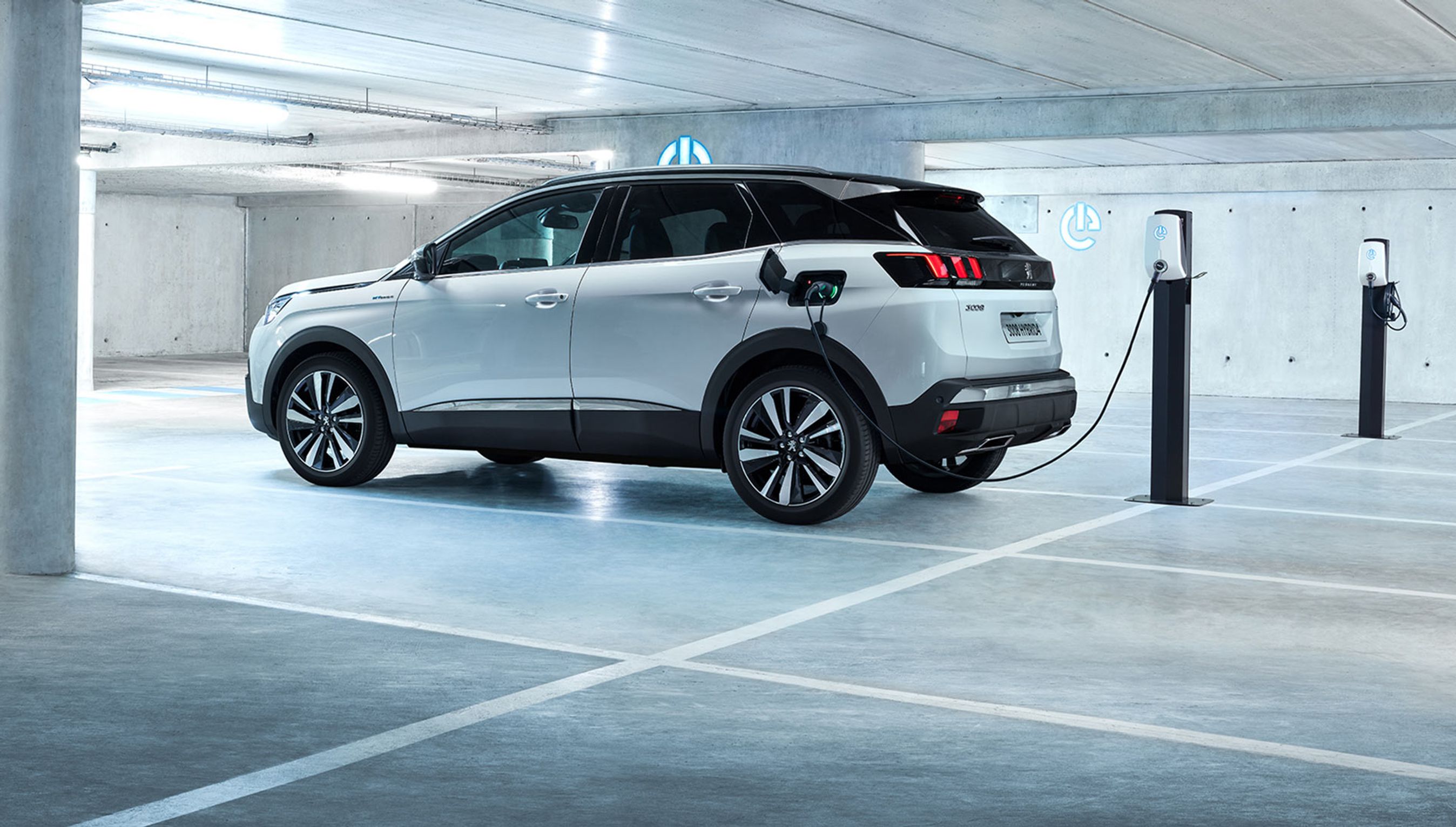 Peugeot 3008 er blandt de plugin-hybrider, der kan fås hurtigt.