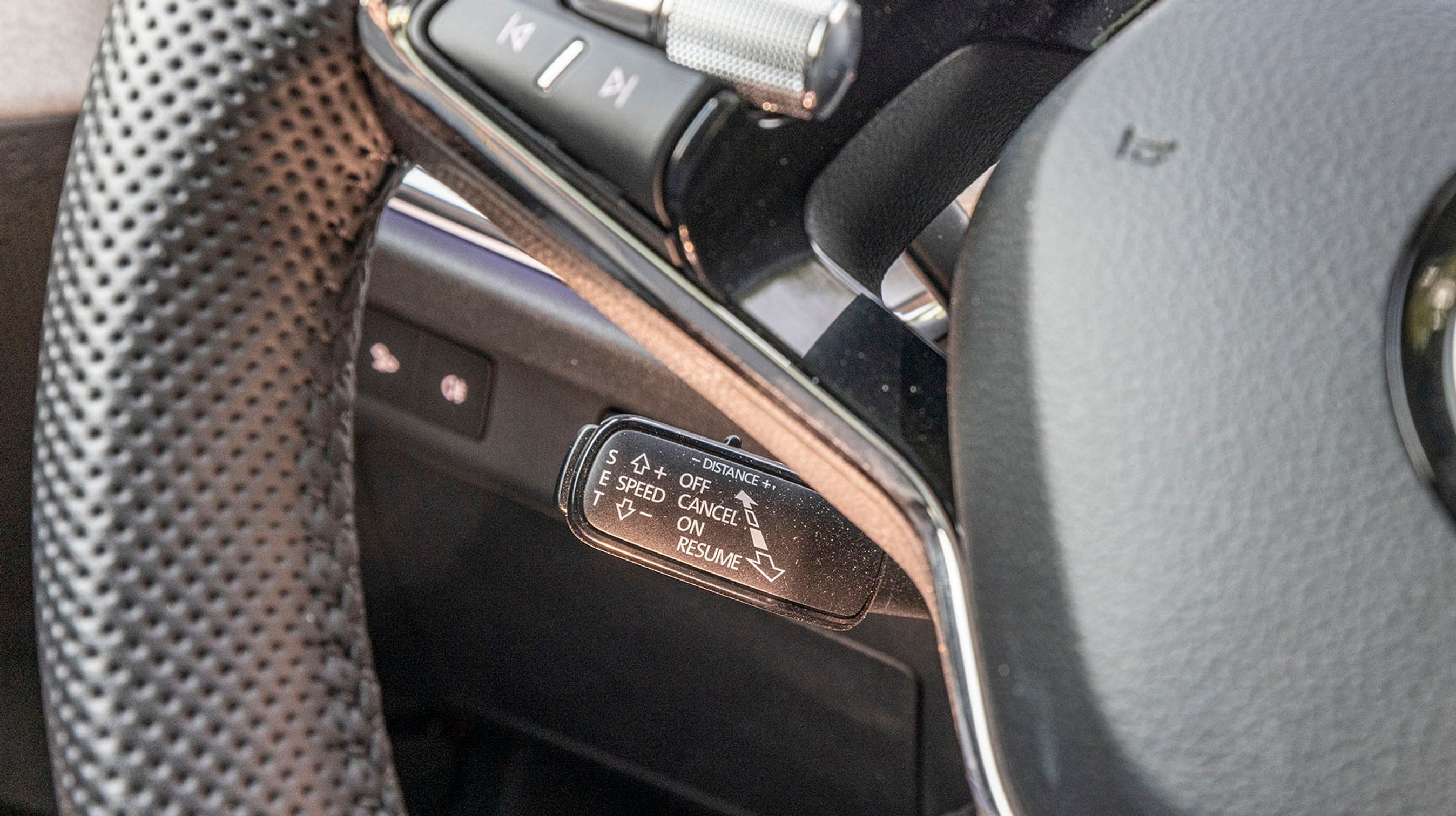 Den adaptive fartpilot styres på stilken bag rattet. Nogle kan bedre lide at have den synlig på rattet, men bag rattet er den nem at finde og at betjene uden at fjerne opmærksomheden fra vejen. Kun ændring af sikkerhedsafstanden er lidt besværlig. 