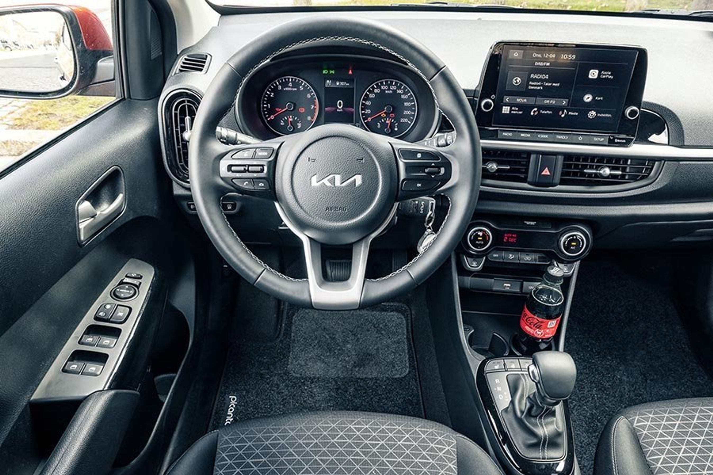 Kabinen i en Kia Picanto med automatgear i 2023.